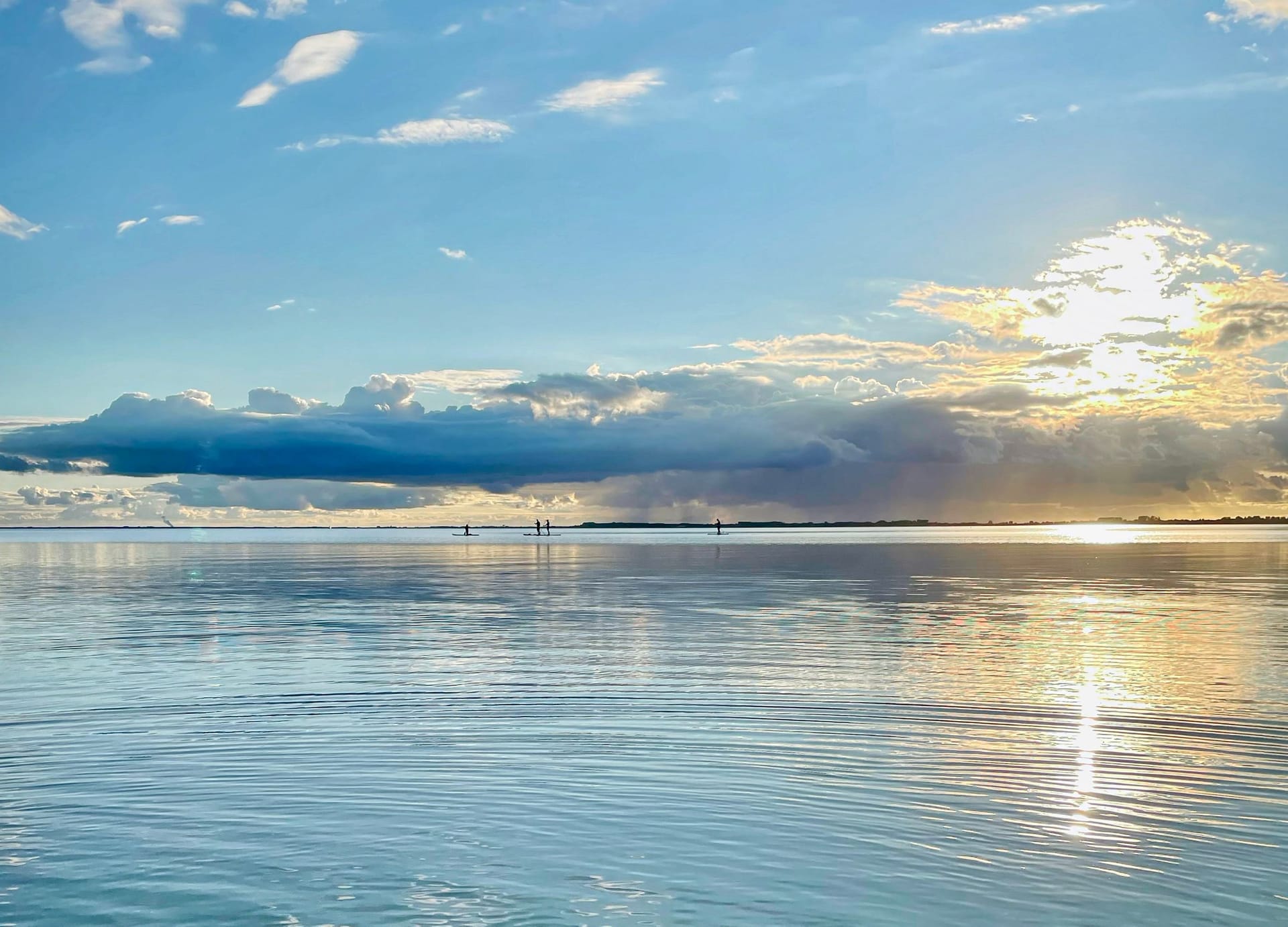 Strandansicht mit Wasser und Wolken