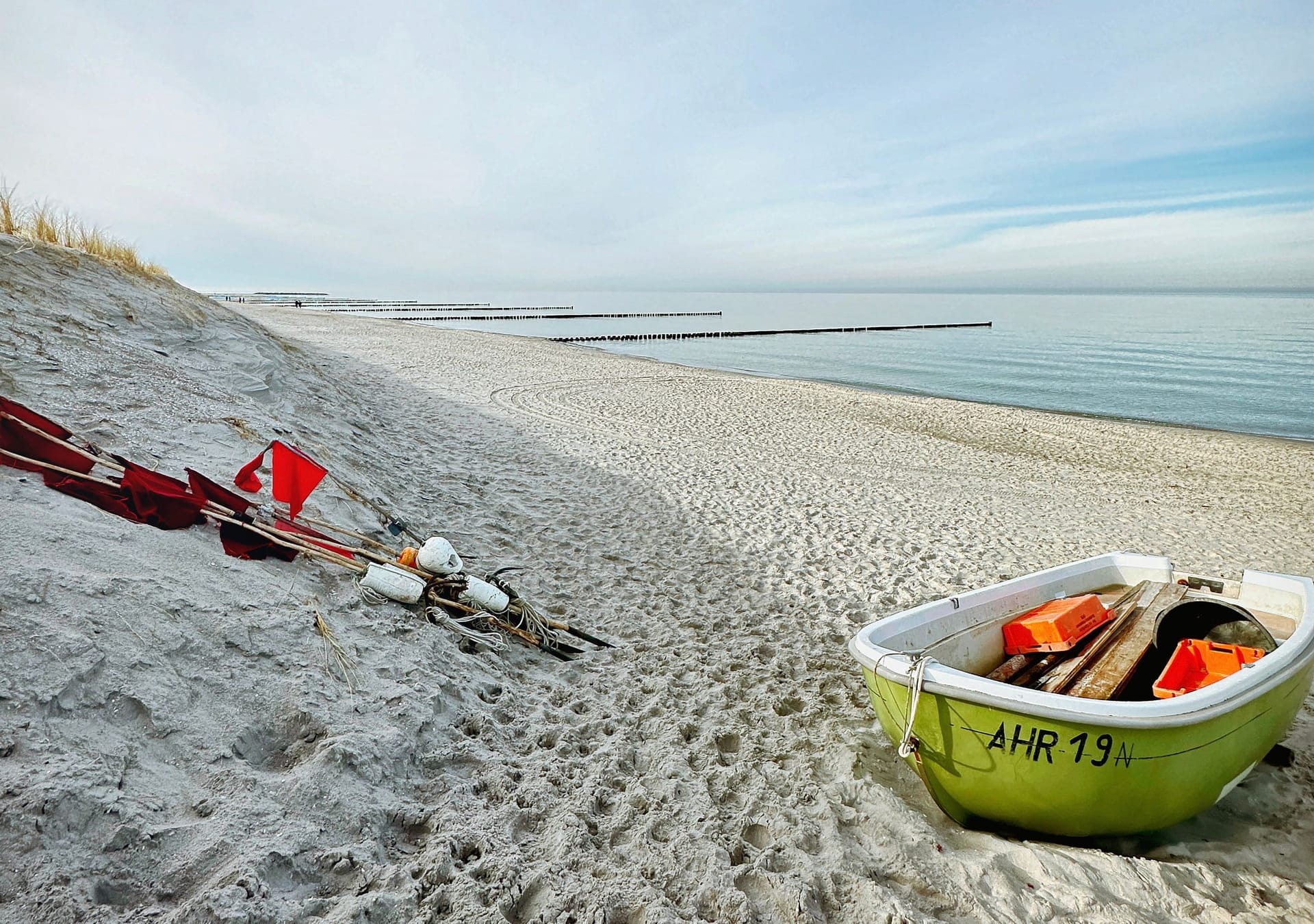 Sandstrand mit Boot und Strandmarkierungen