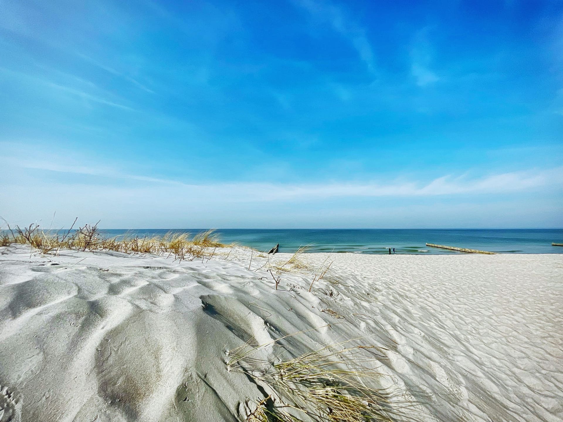 Strandansicht mit sanften Wellen