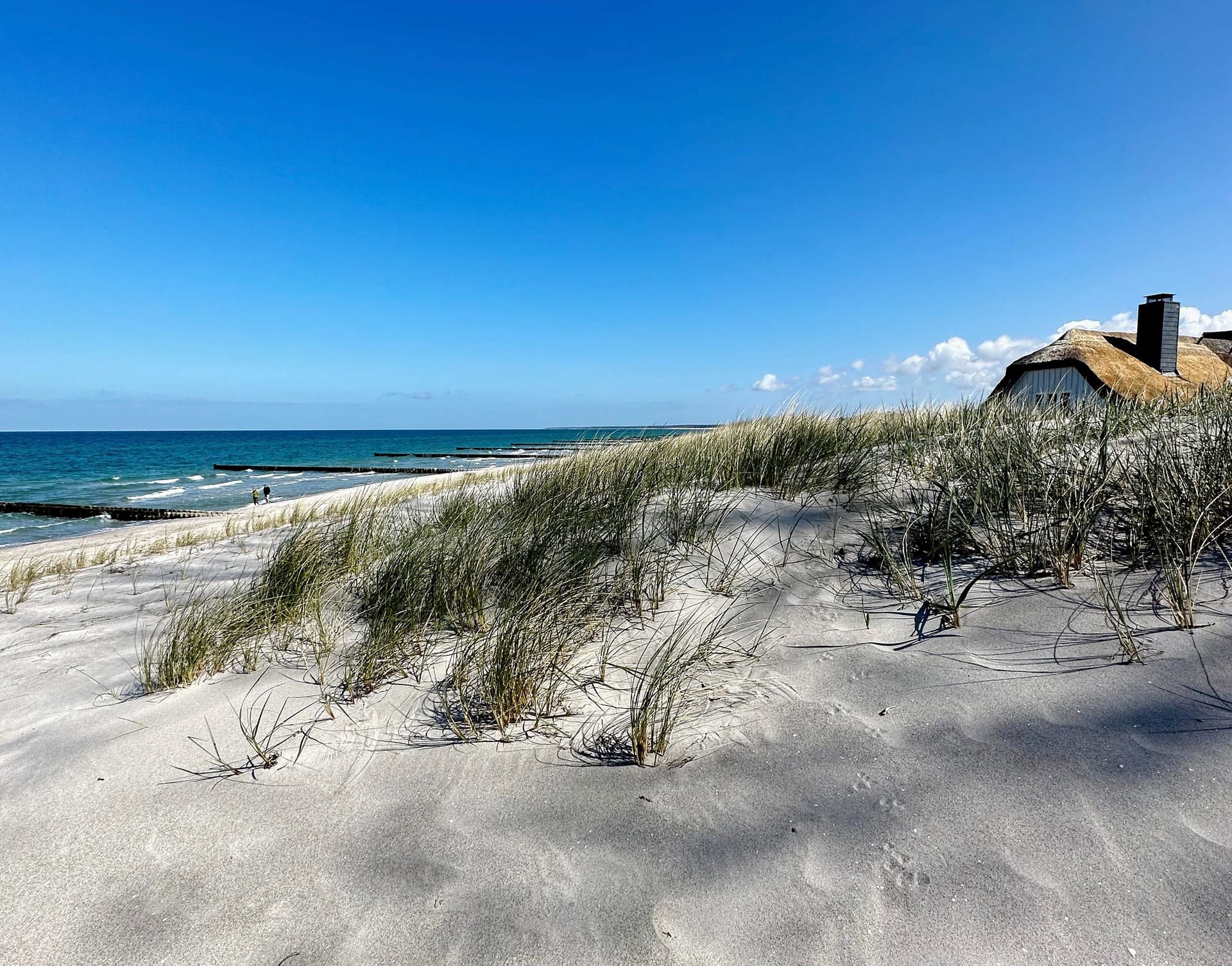 Strand mit Dünen und klarem Wasser