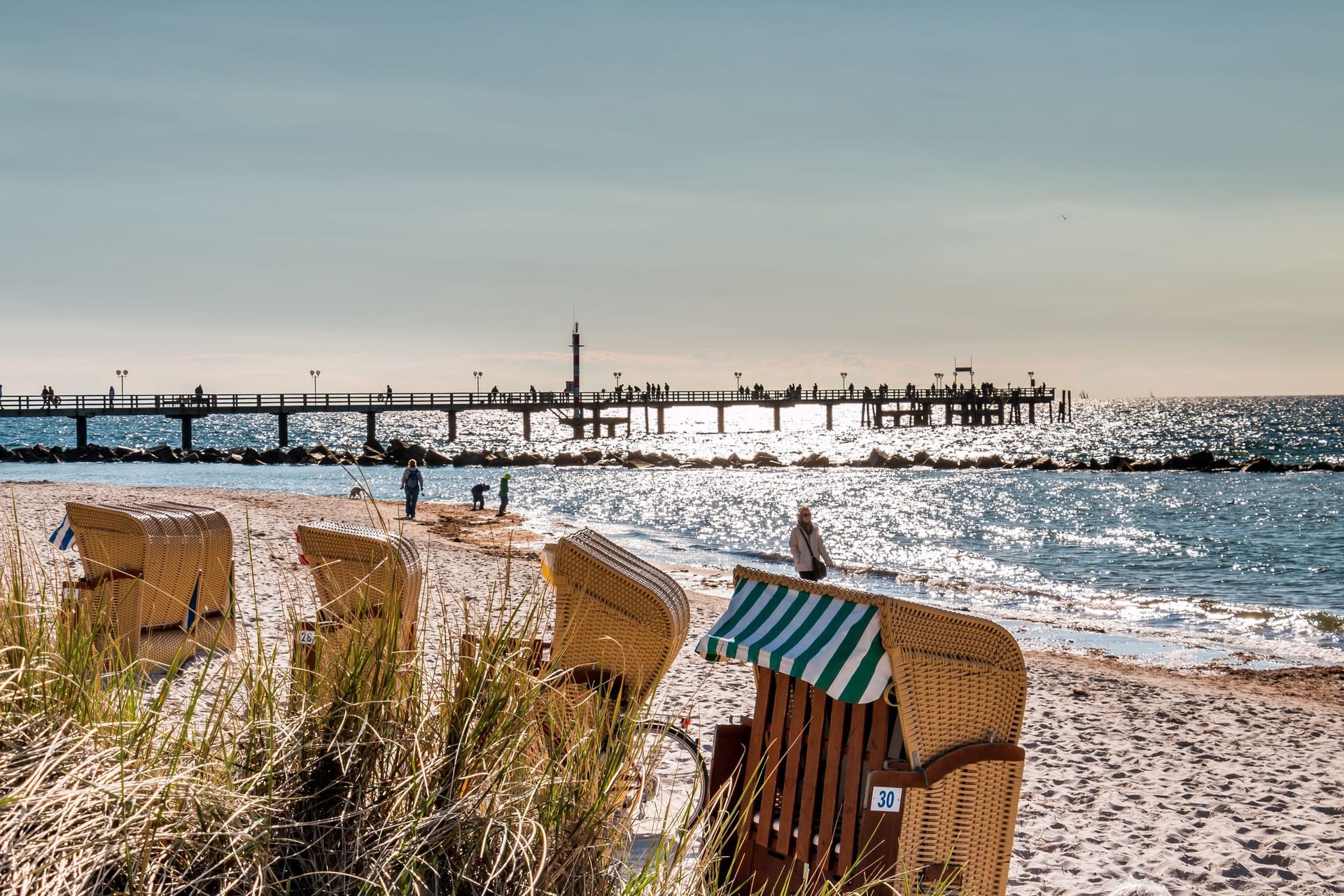 Strandansicht mit Strandkörben und Pier