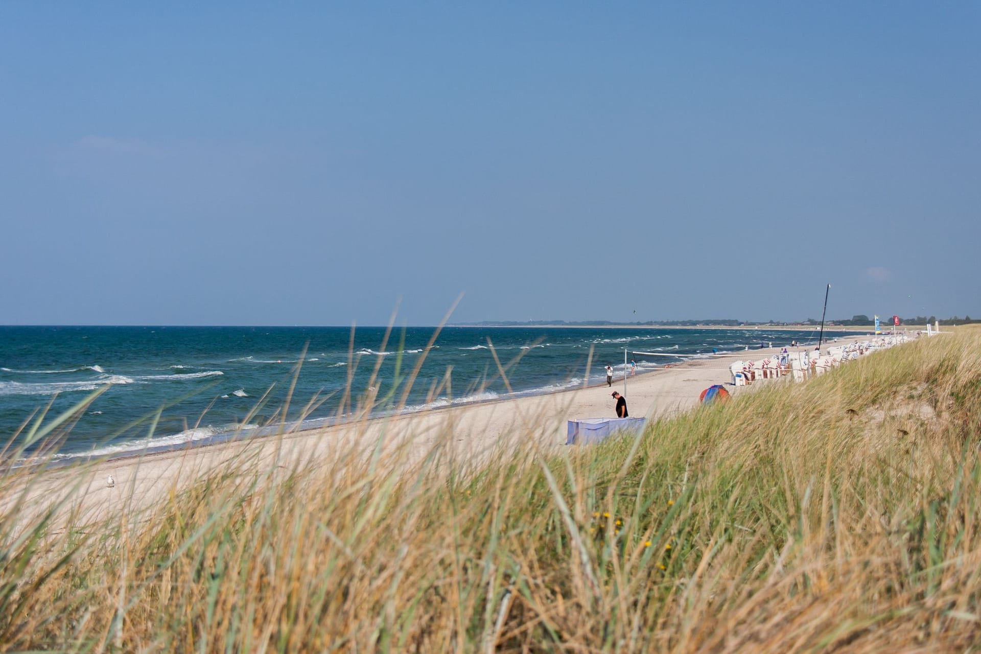 Bilder vom Strand mit sanften Wellen