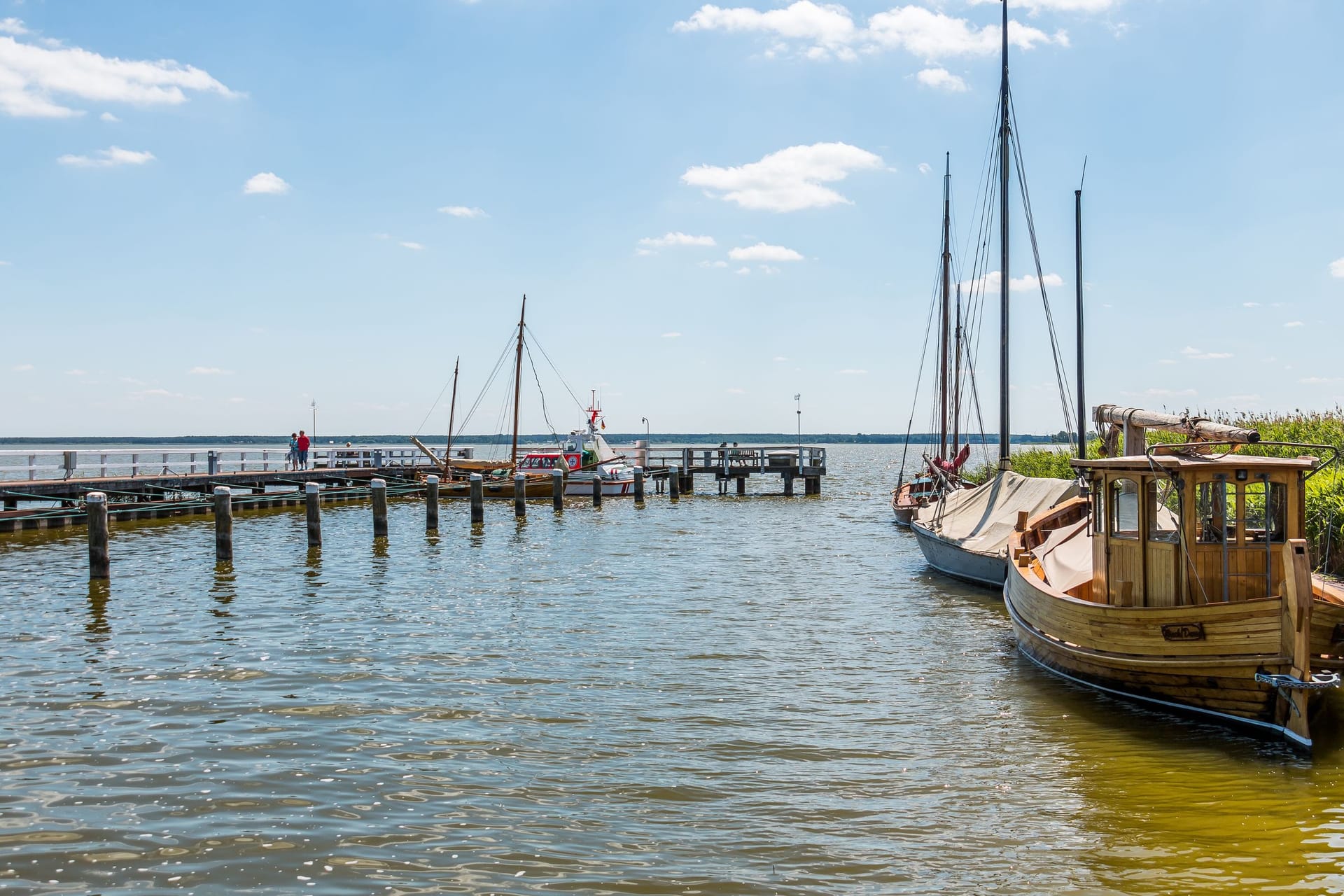 Hafen mit Booten und blauem Himmel