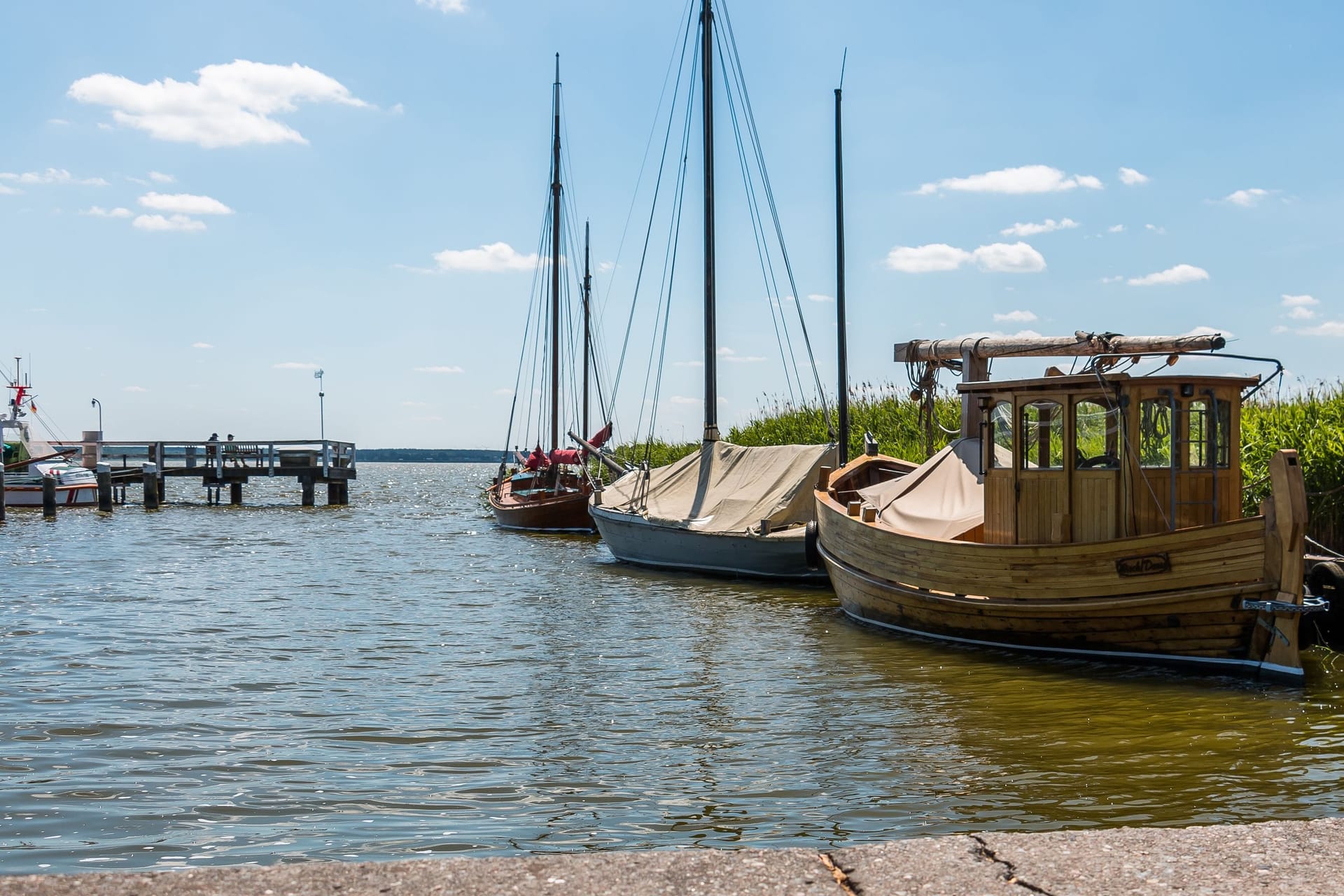 Hafen mit Segelbooten und klarem Wasser