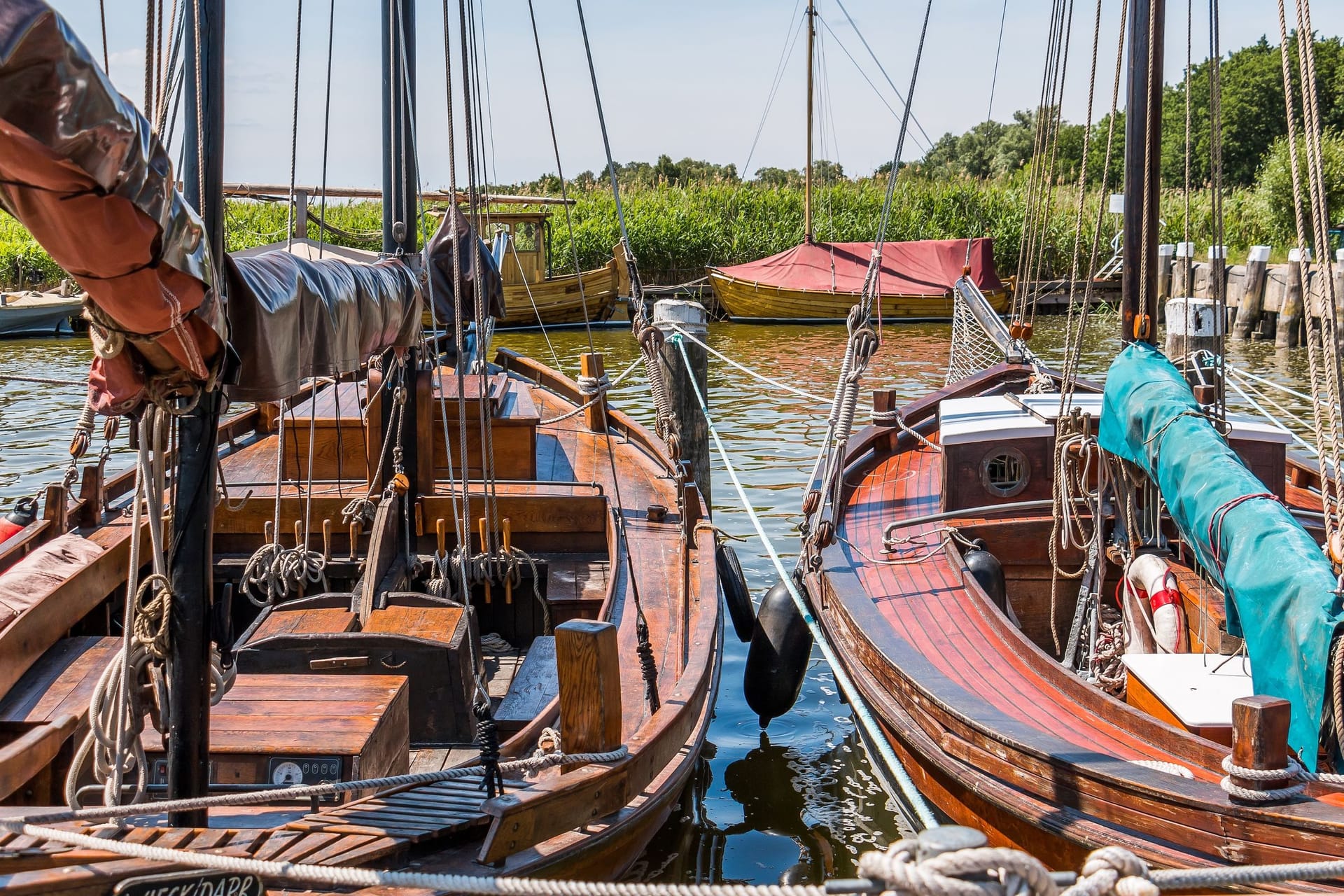 Zwei Holzboote am ruhigen Hafen