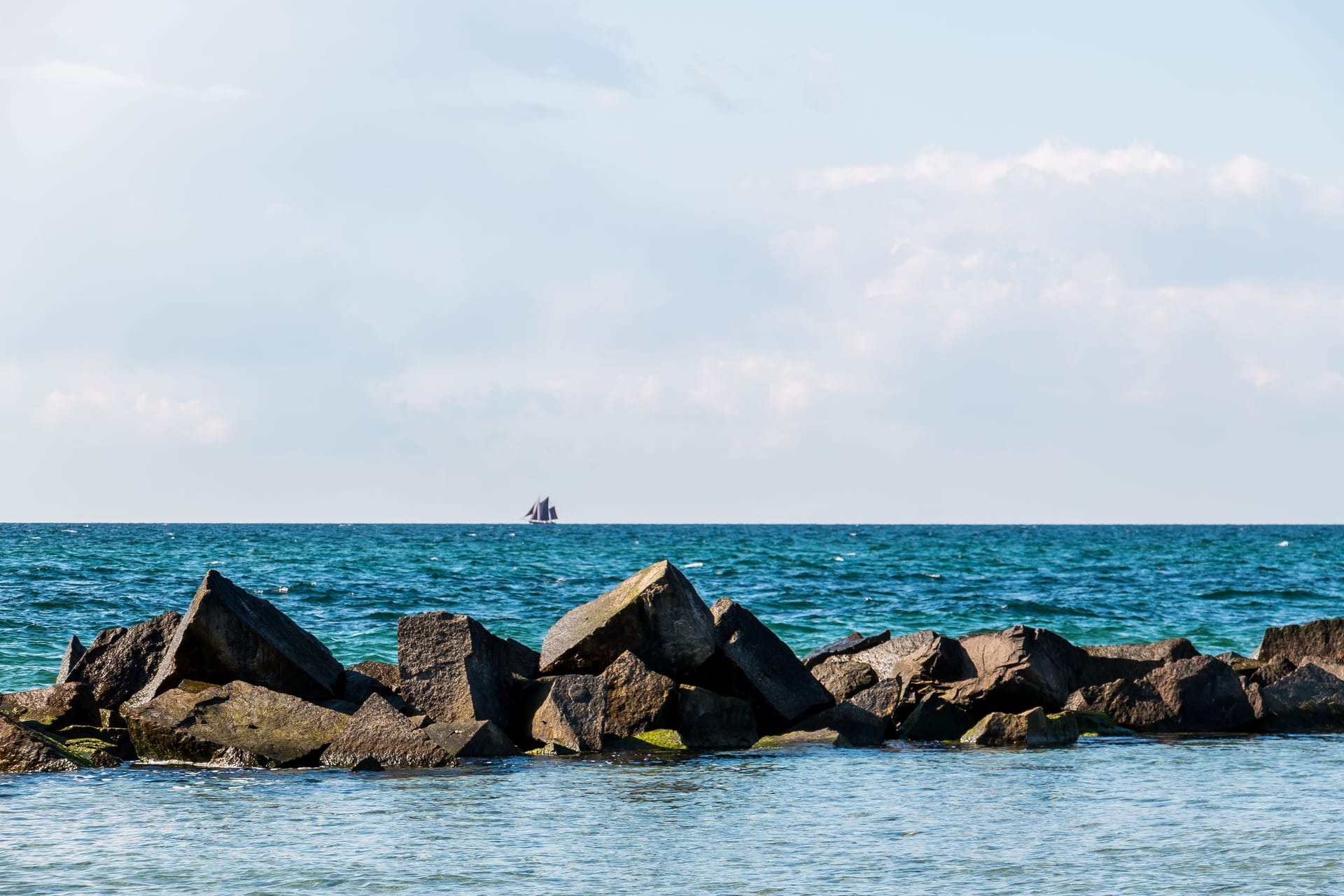 Strandansicht mit Felsen und Meer