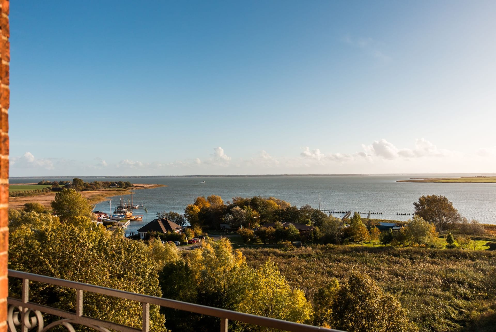 Luftaufnahme einer Landschaft mit Gewässer und Booten