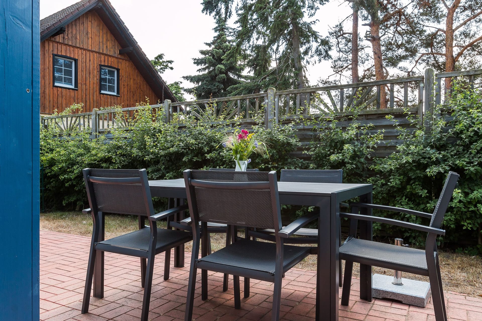 Terrasse mit Tisch und Stühlen