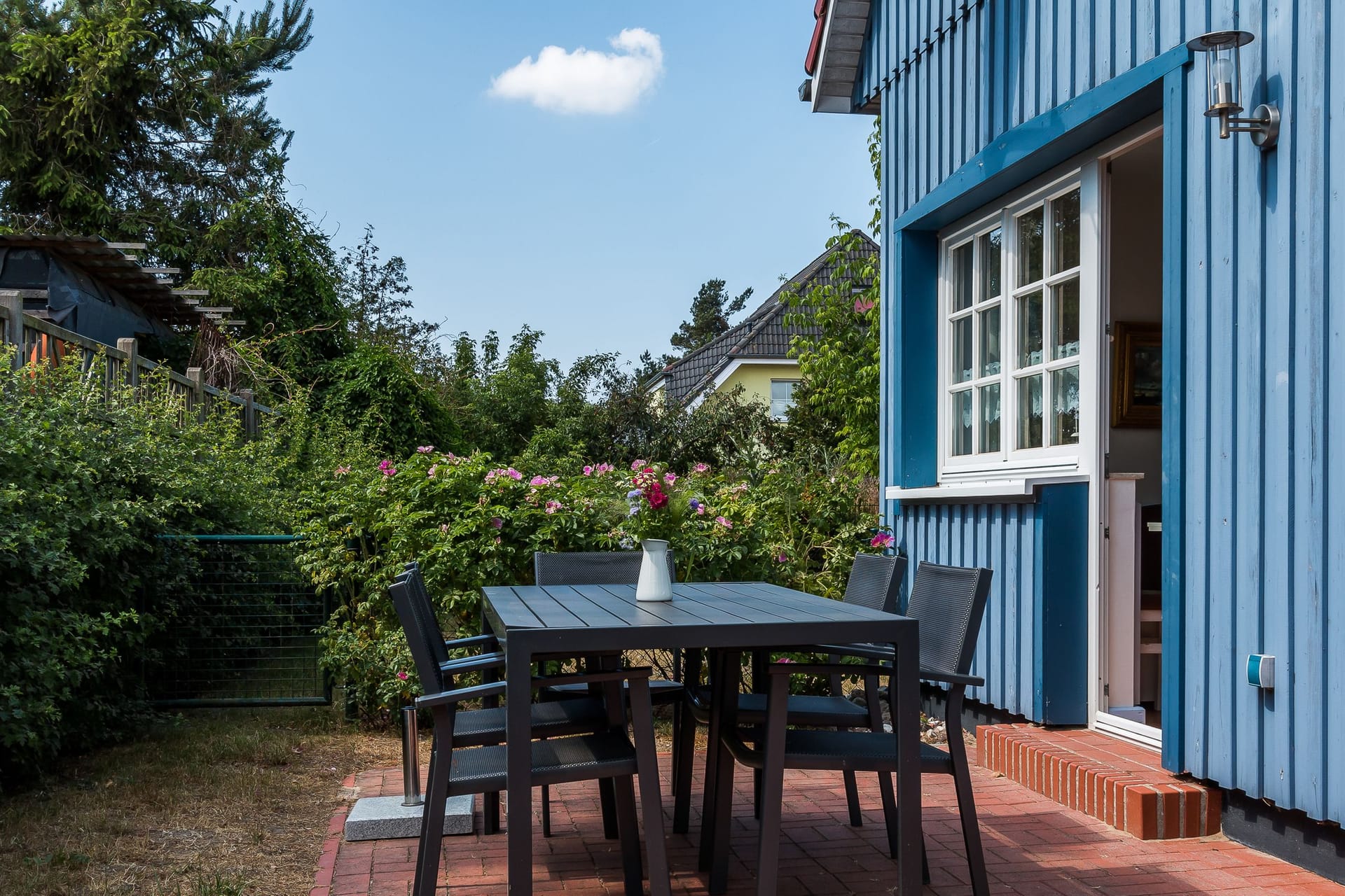 Terrasse mit Tisch und Stühlen