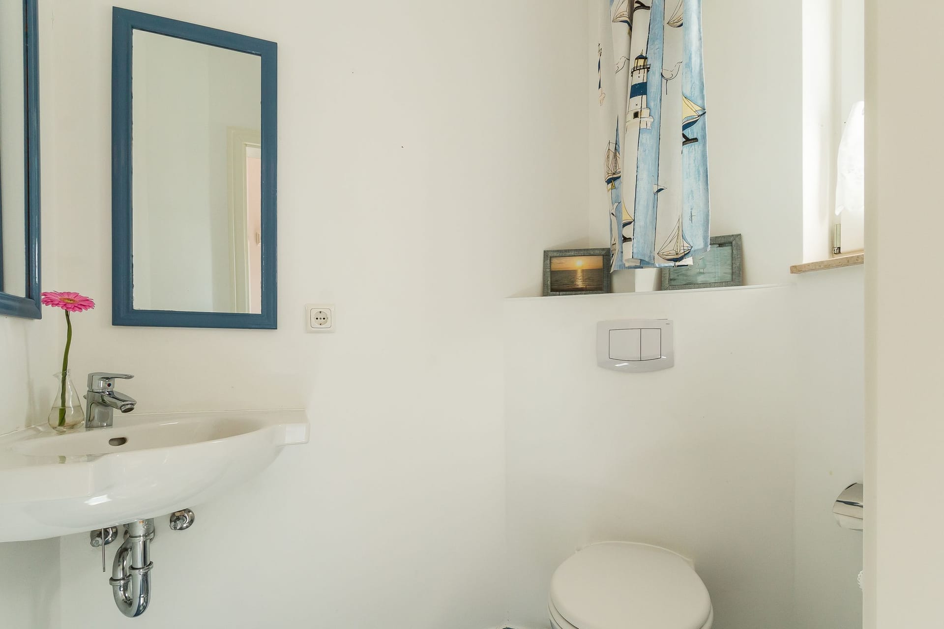 Badezimmer mit Waschbecken und Toilette