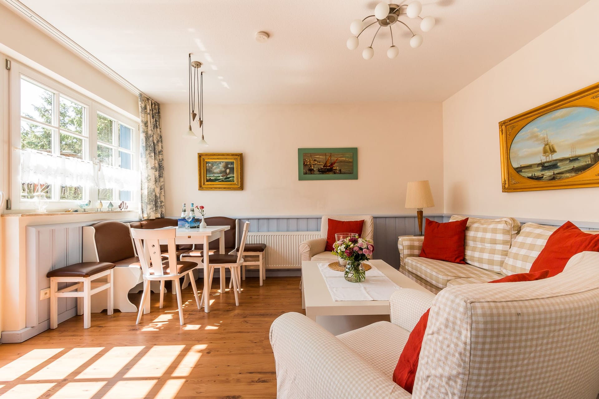 Heller Wohnraum mit Sofa und Tisch