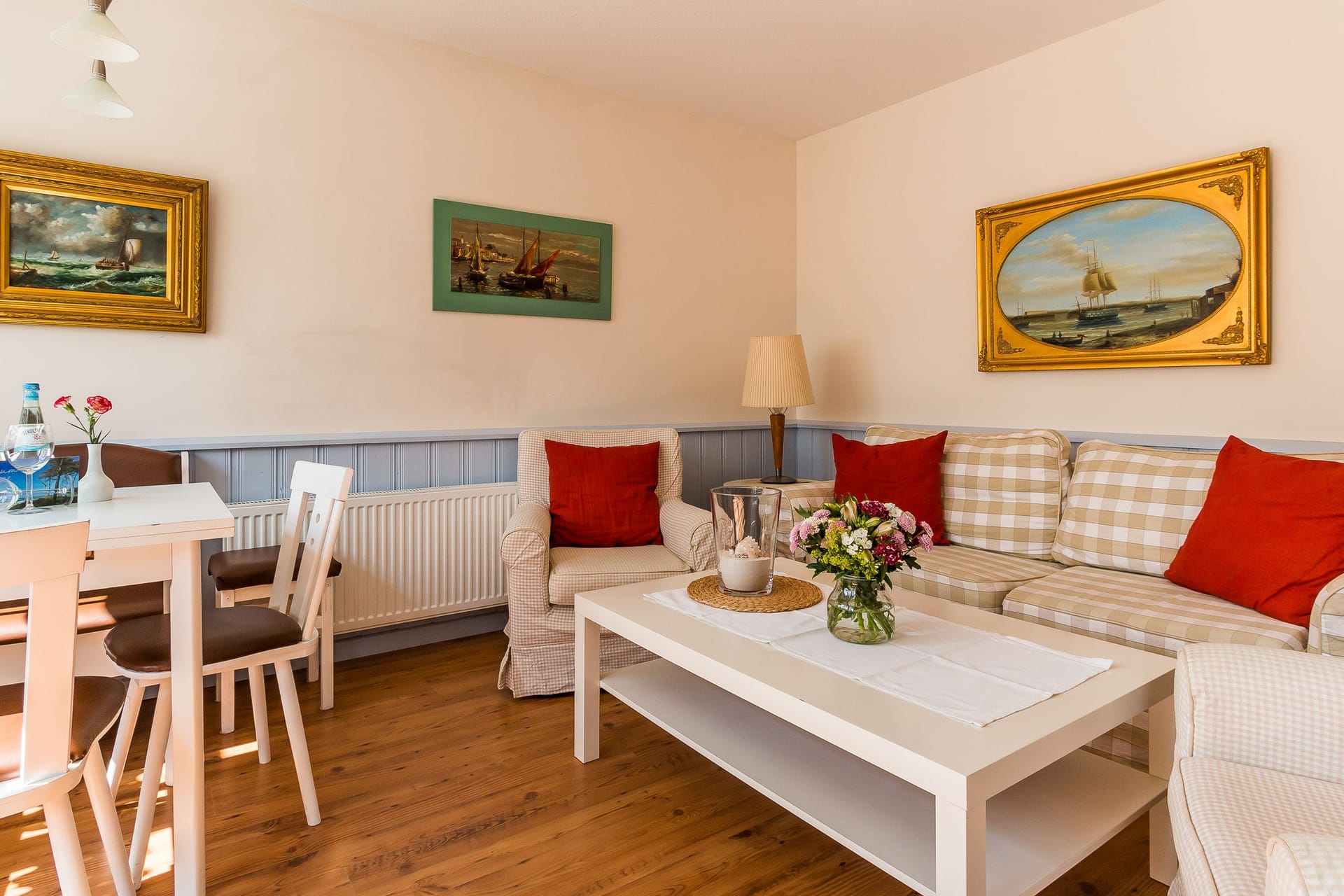 Gemütliches Wohnzimmer mit Sofa und Tisch