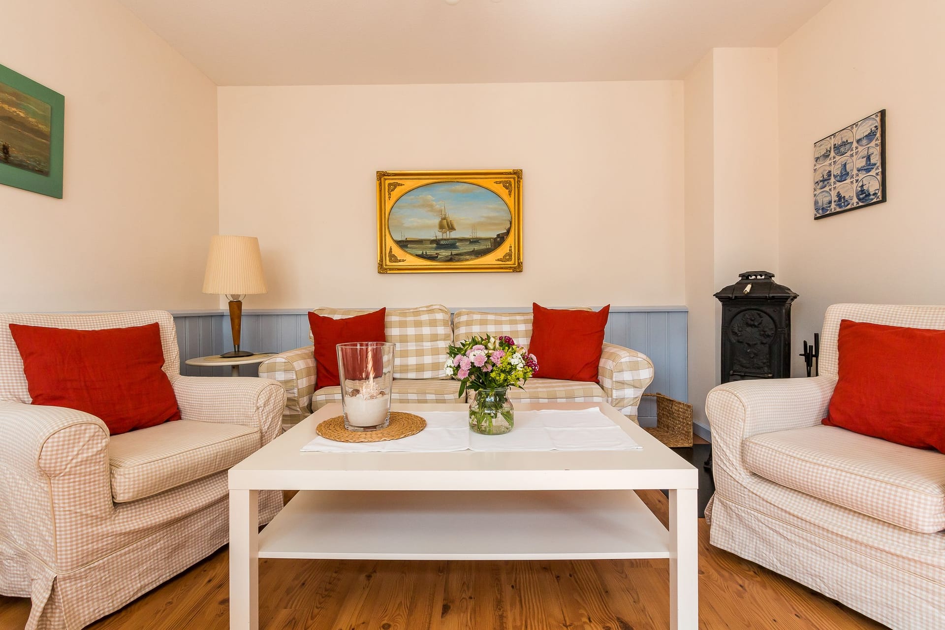 Gemütliches Wohnzimmer mit bequemen Sofas