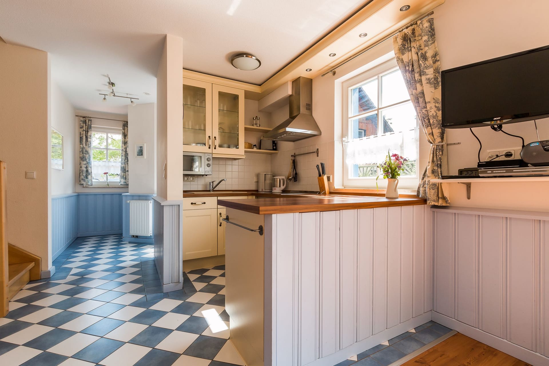 Moderne Küche mit Holztheke und Fliesendesign