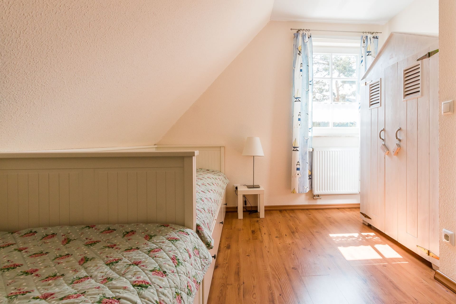 Helles Schlafzimmer mit zwei Einzelbetten