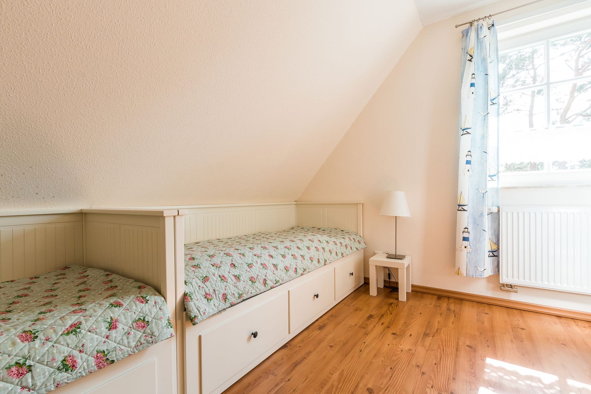 Helles Schlafzimmer mit zwei Einzelbetten