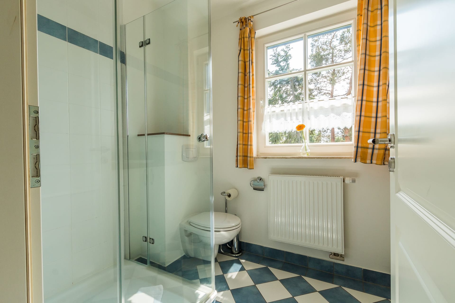 Helles Badezimmer mit moderner Dusche