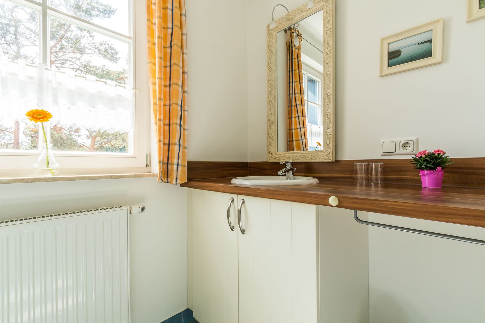 Helles Badezimmer mit Waschbecken und Spiegel