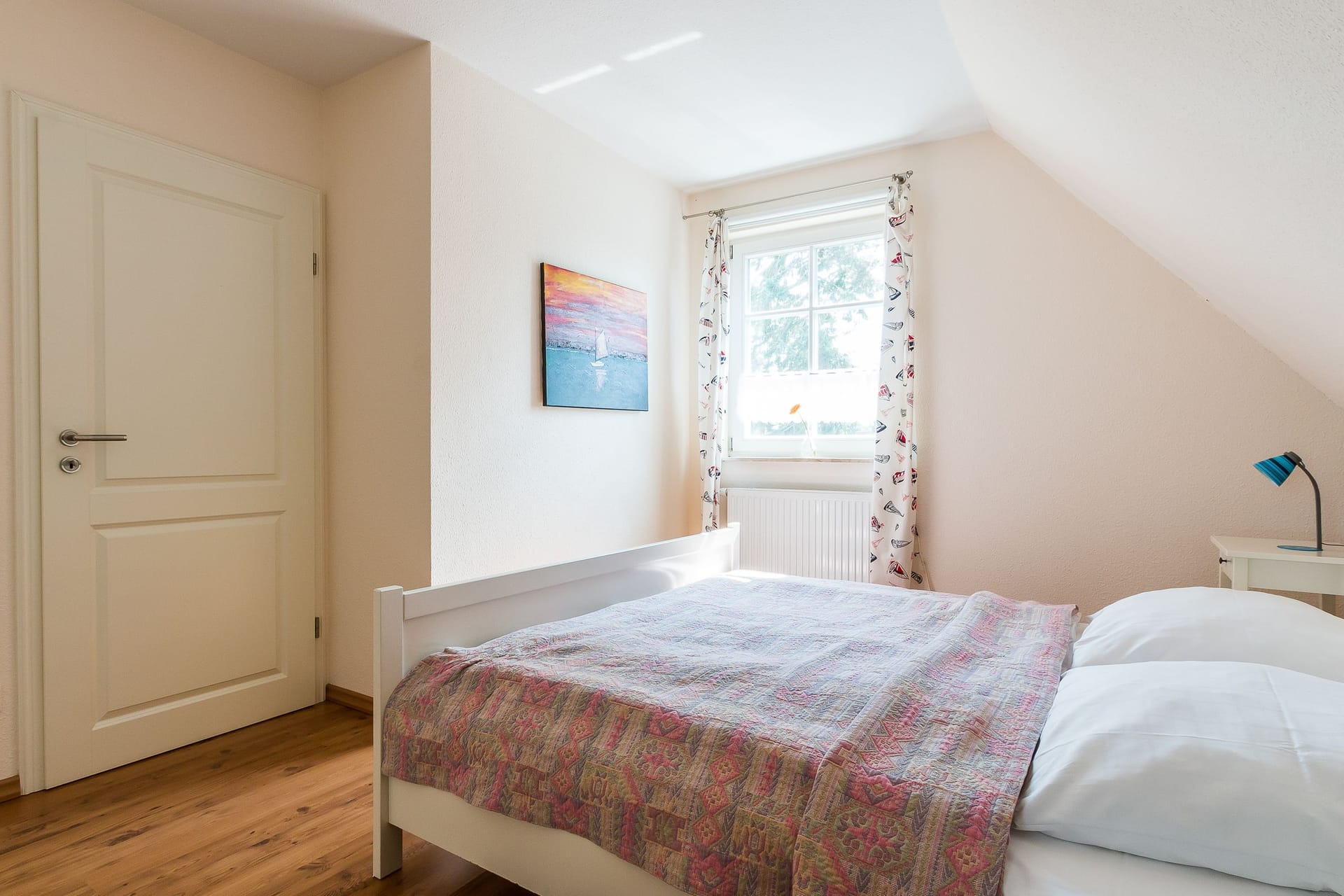 Gemütliches Schlafzimmer mit Doppelbett