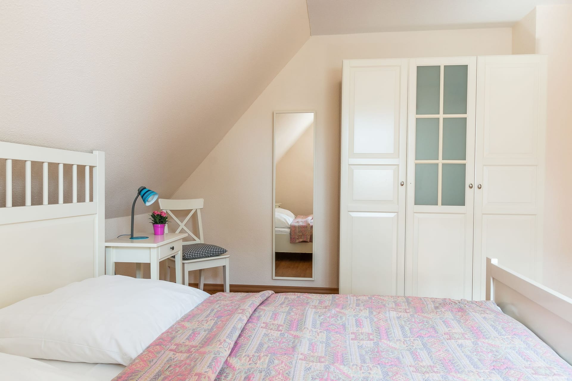 Helles Schlafzimmer mit Doppelbett