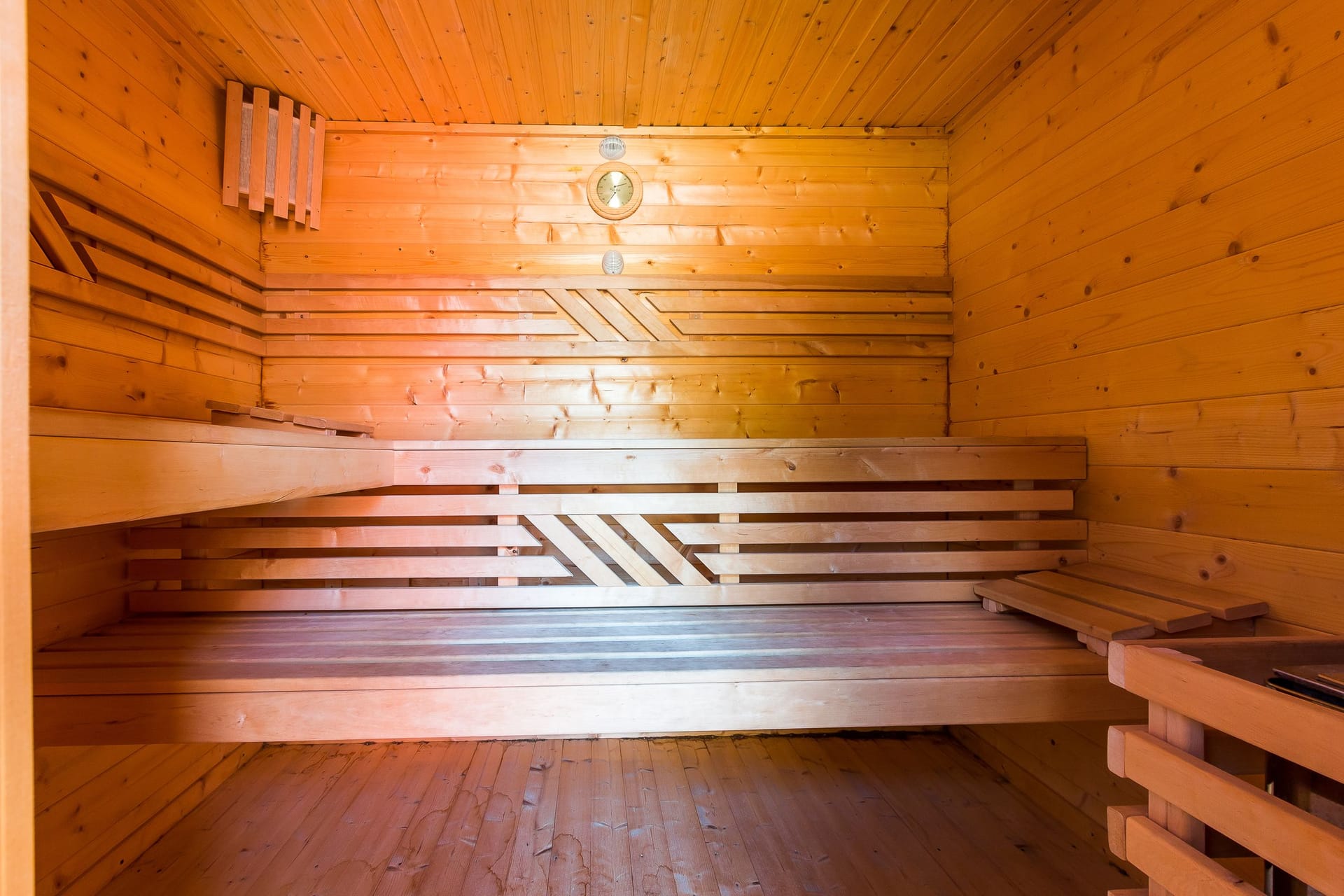 Sauna mit Holzverkleidung und Bänken