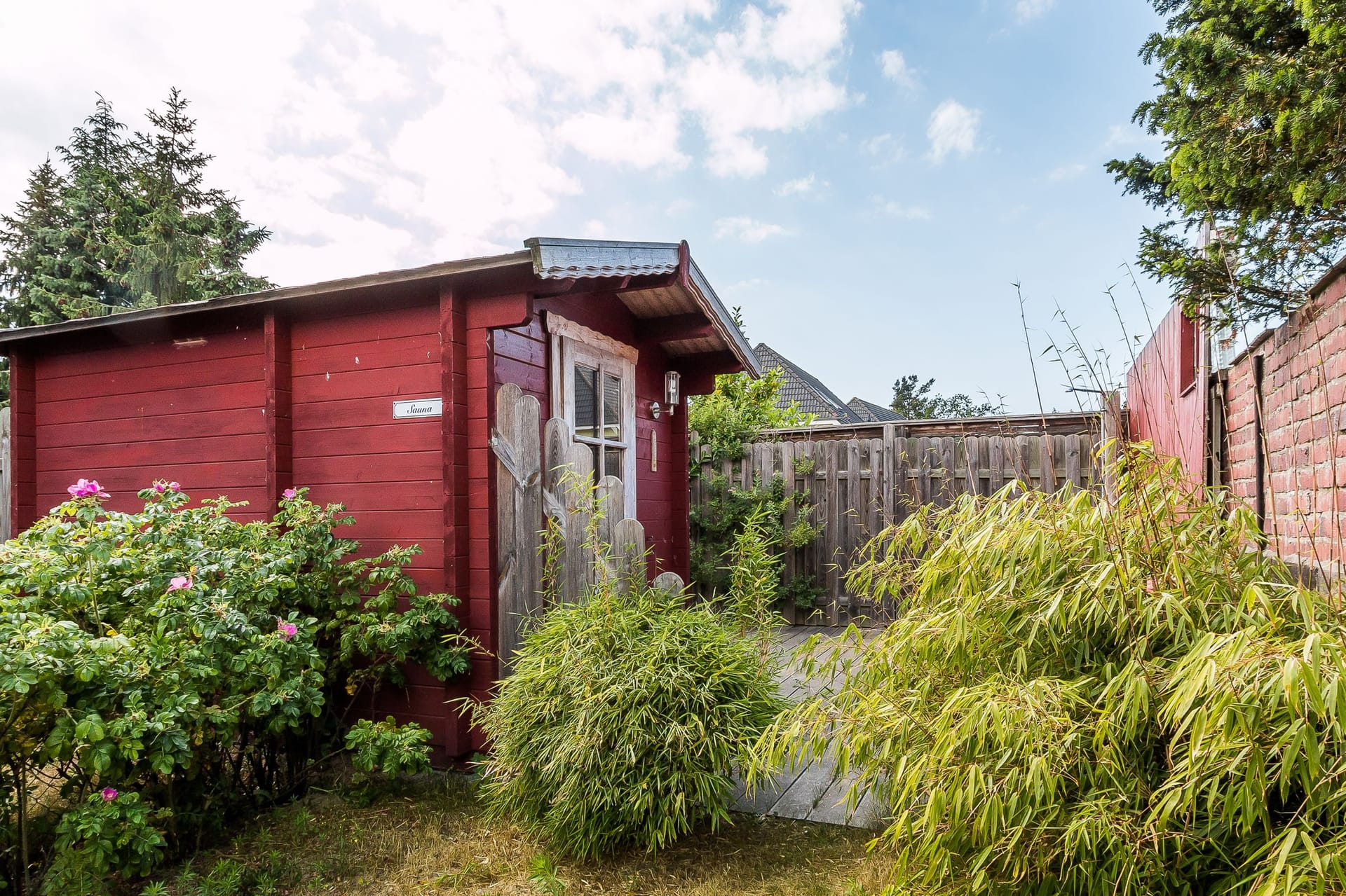 Außenansicht eines roten Ferienhauses