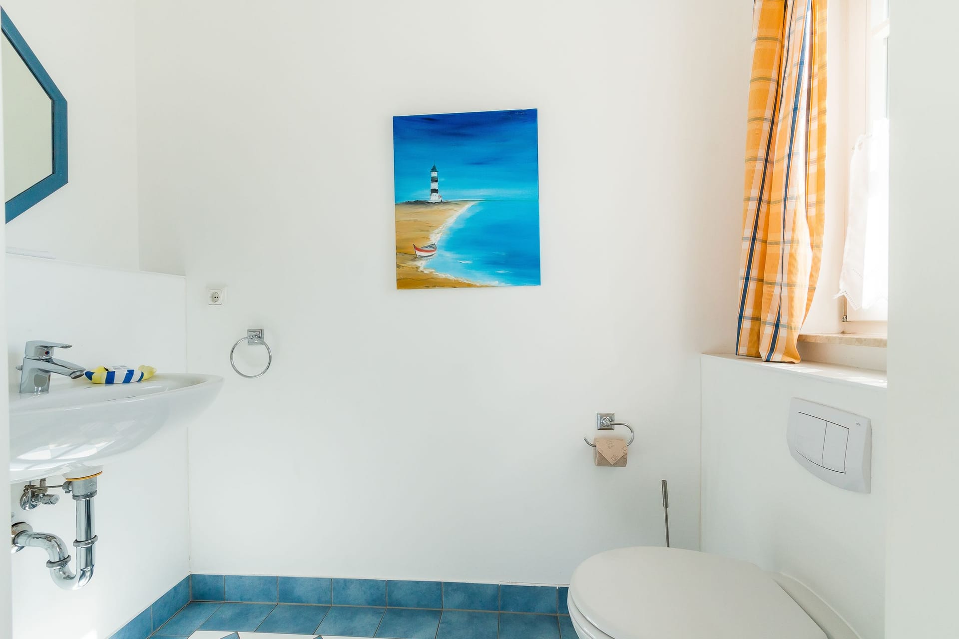 Modernes Badezimmer mit Waschbecken und Toilette