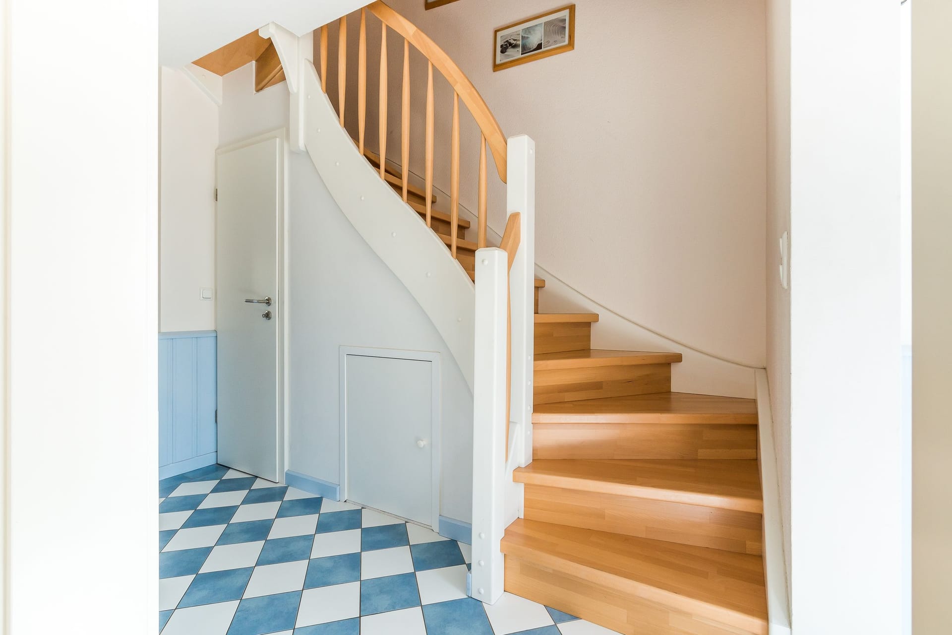 Eingangsbereich mit Treppe und Fliesenboden