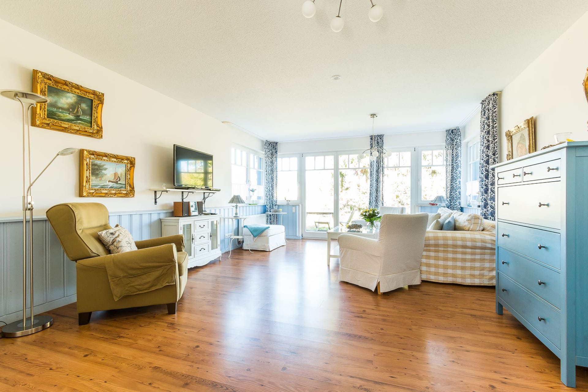 Heller Wohnraum mit Sofa und Fernseher
