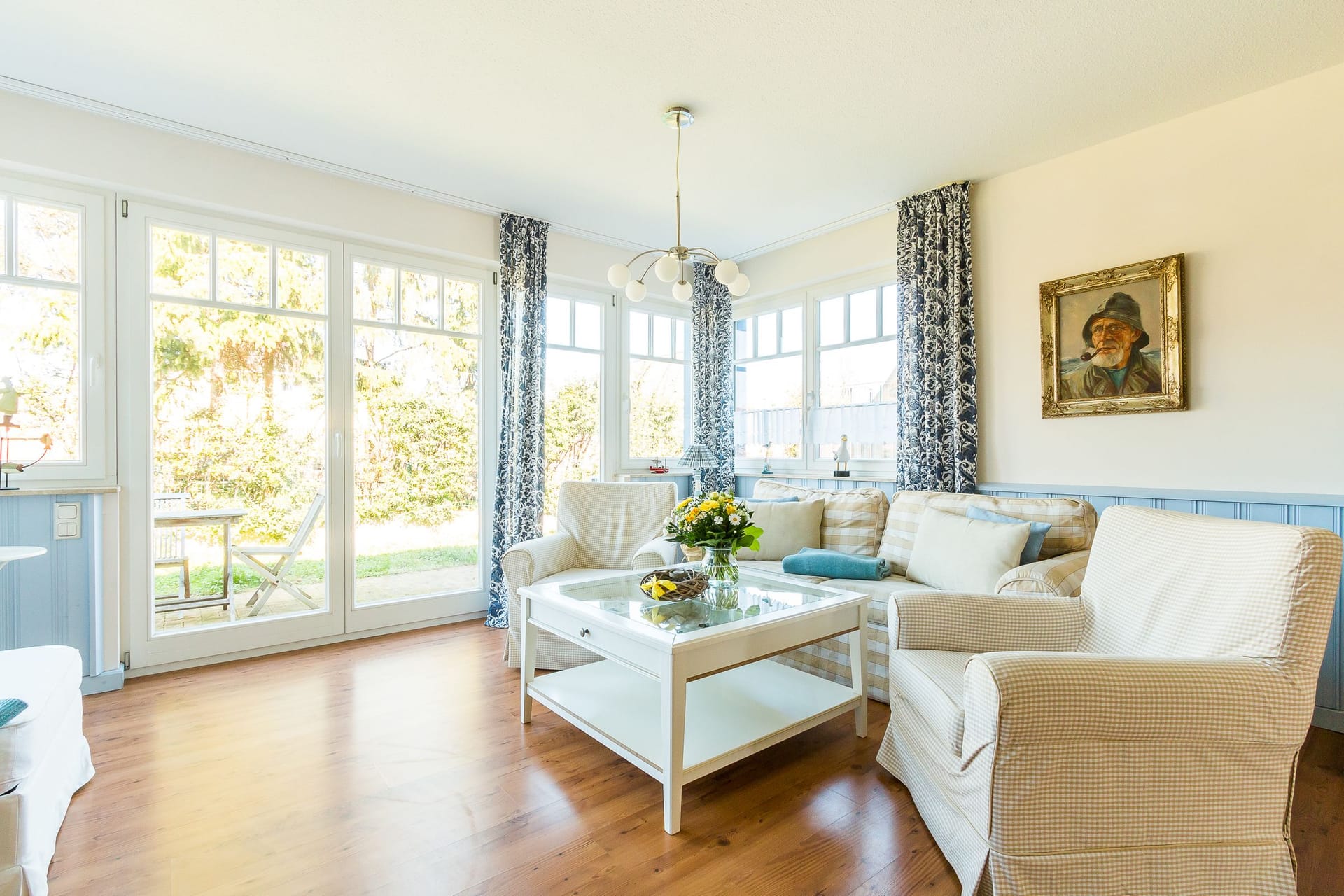 Heller Wohnraum mit Couch und Ausblick