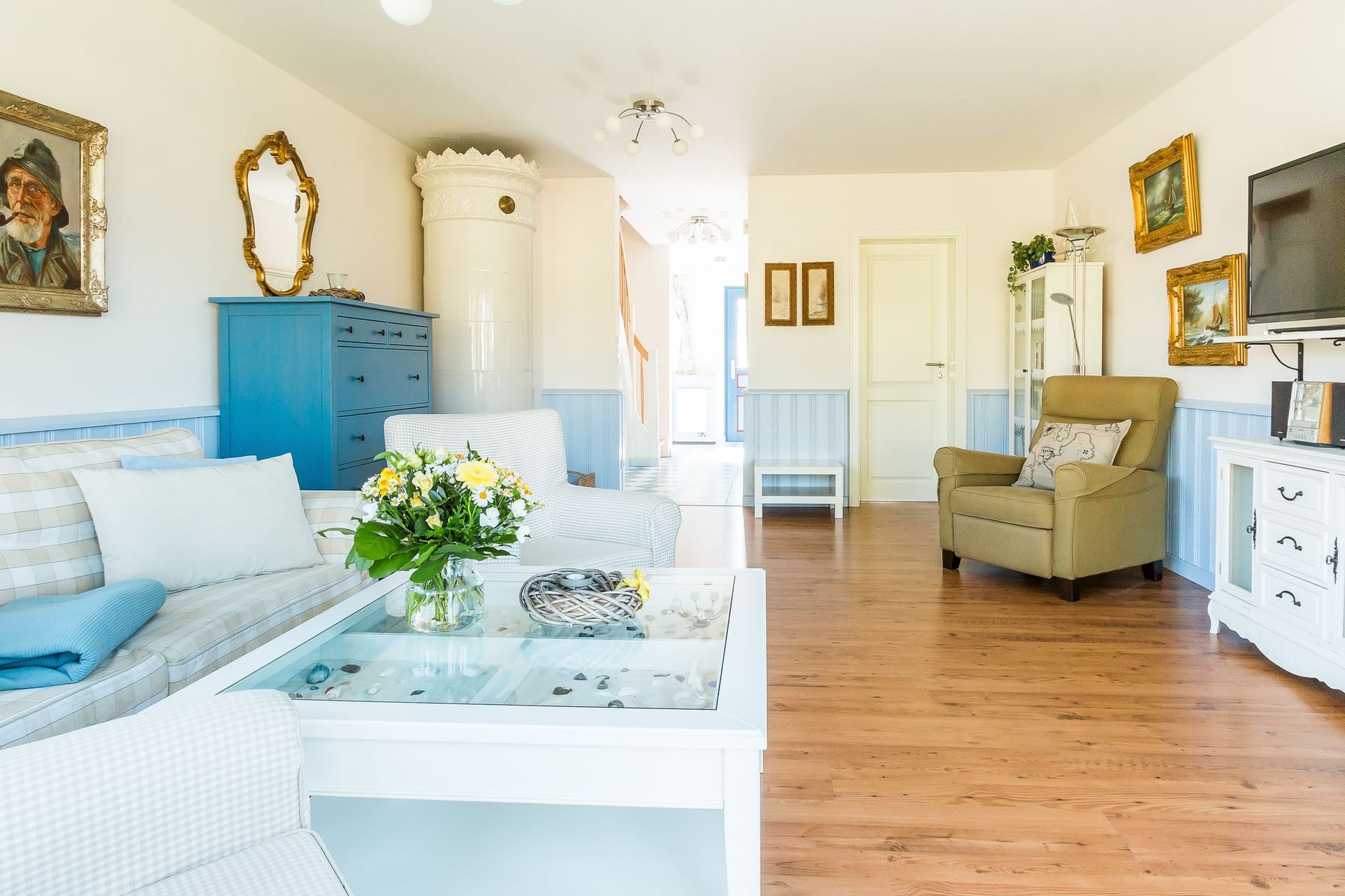 Helles Wohnzimmer mit Sofas und Fernseher