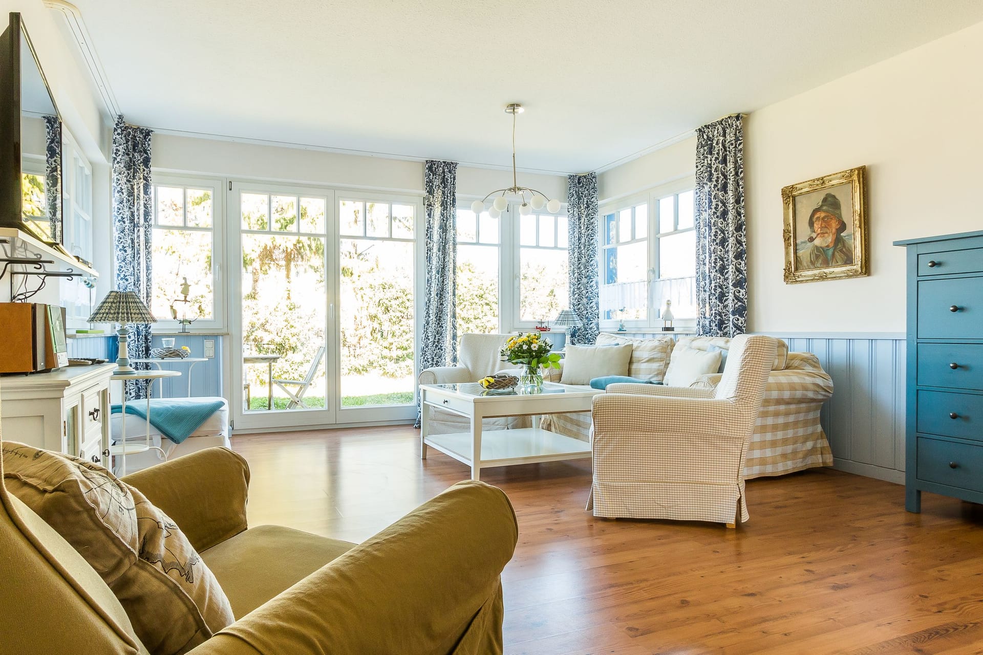 Helles Wohnzimmer mit großem Fensterbereich