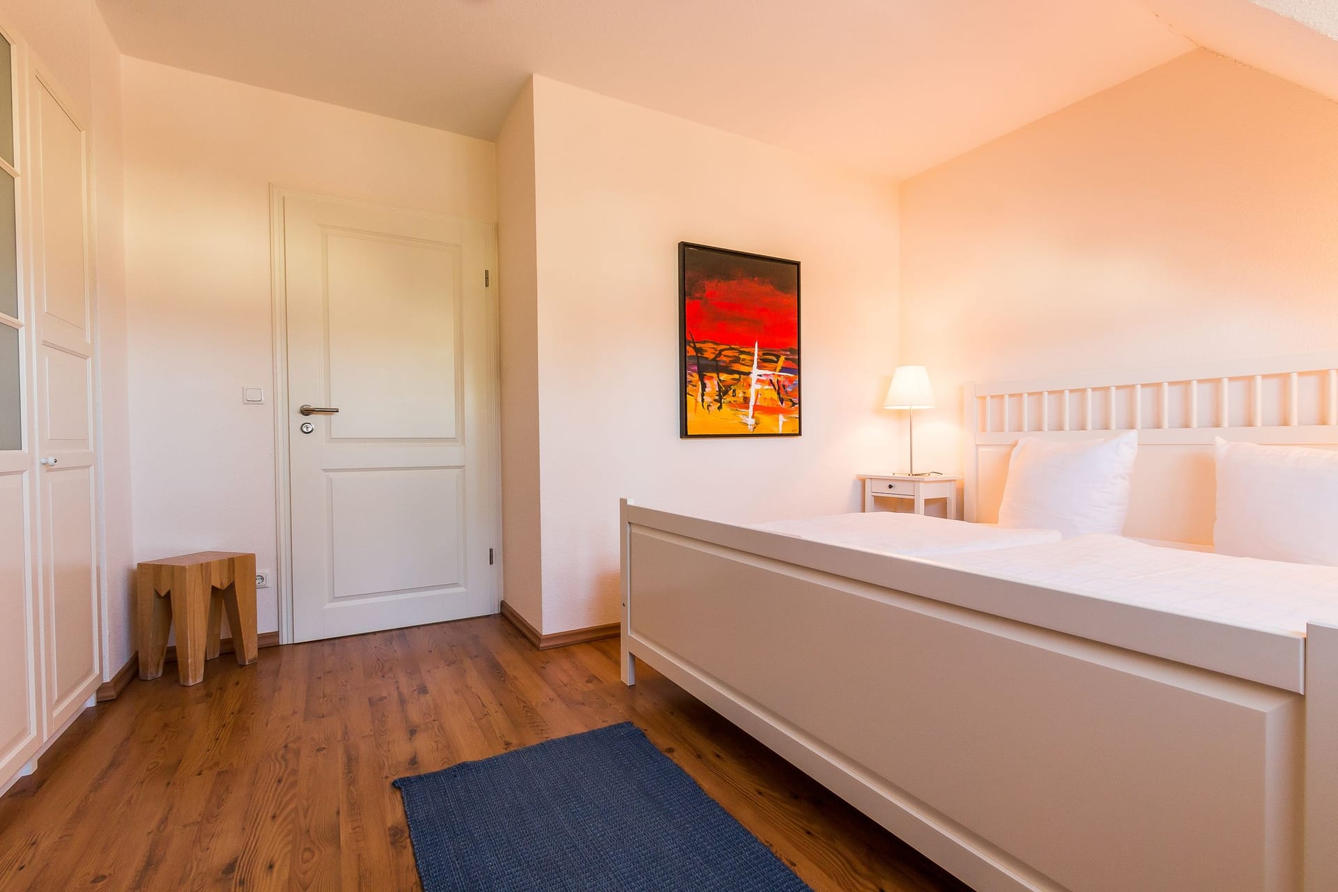 Gemütliches Schlafzimmer mit Kunstwerk