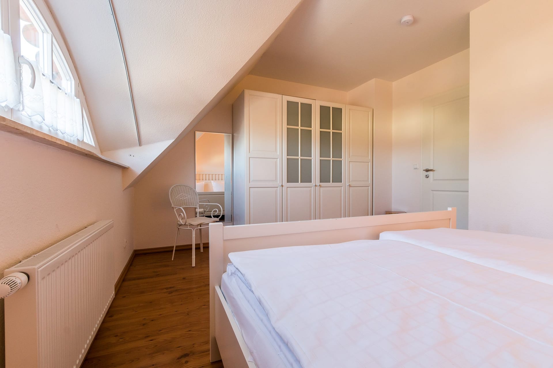Schlafzimmer mit Bett und Stuhl