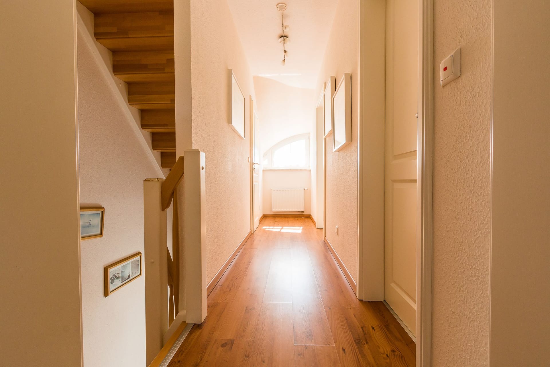 Flur mit Treppe und Tageslichteinfall