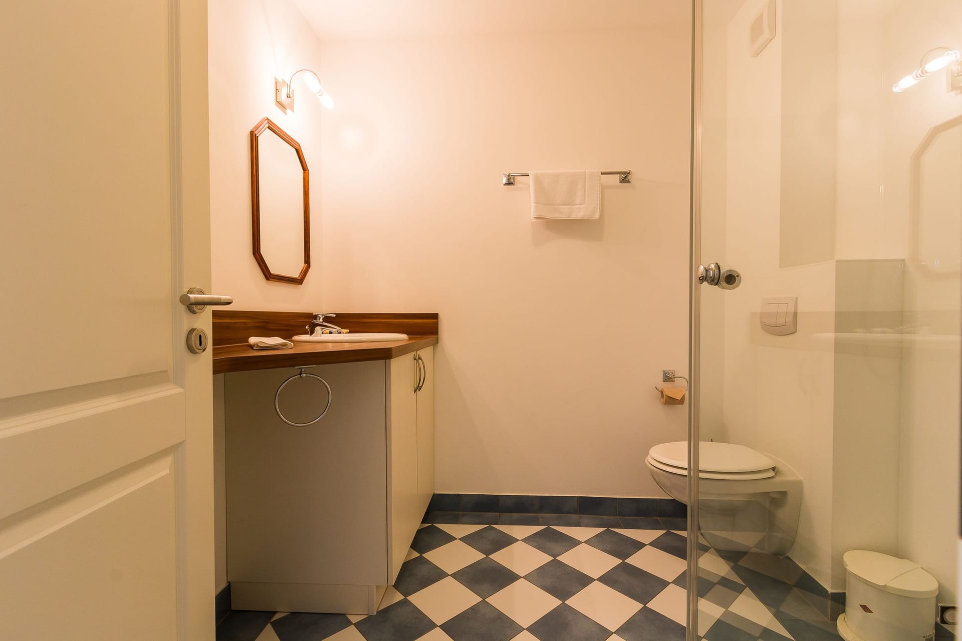 Helles Badezimmer mit Dusche und Waschbecken