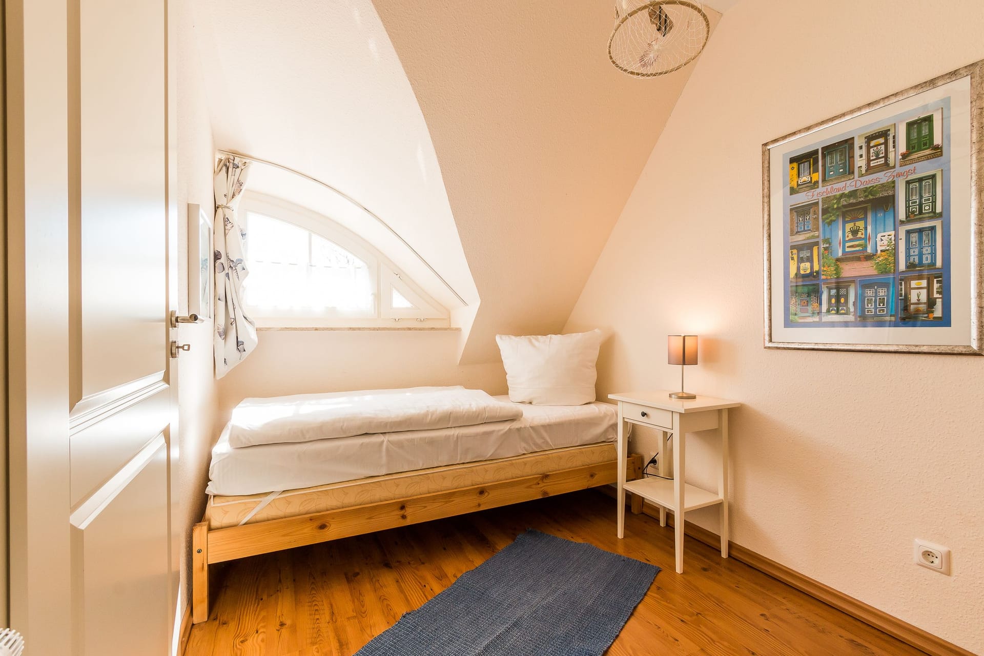 Helles Schlafzimmer mit Einzelbett und Nachttisch