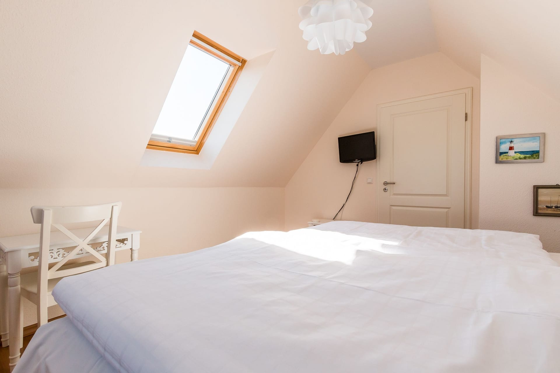 Schlafzimmer mit Dachfenster und modernem Flair.