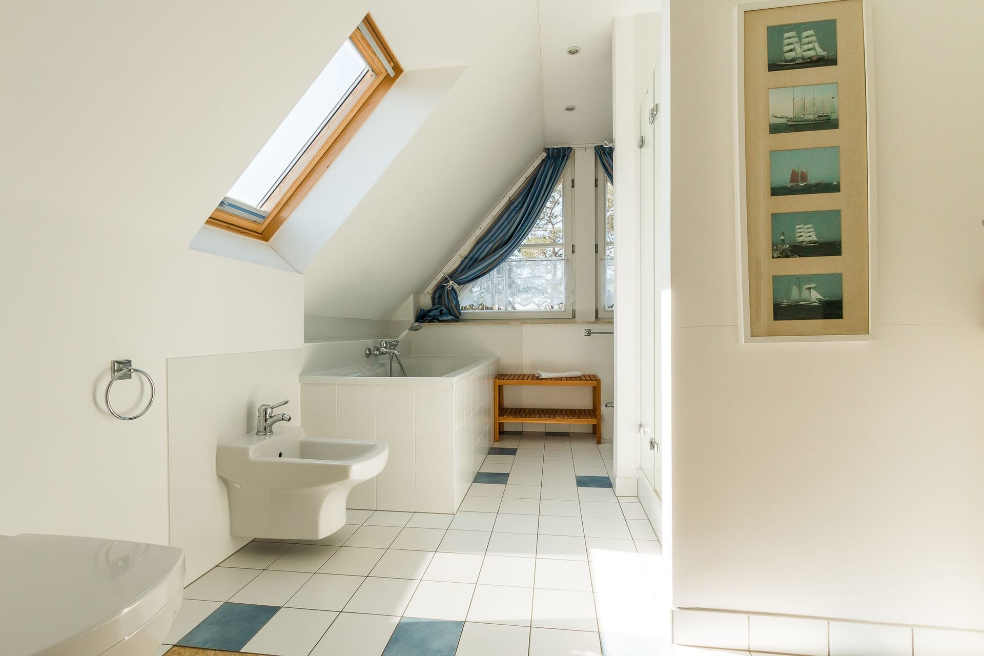 Helles Badezimmer mit Badewanne und Fenster