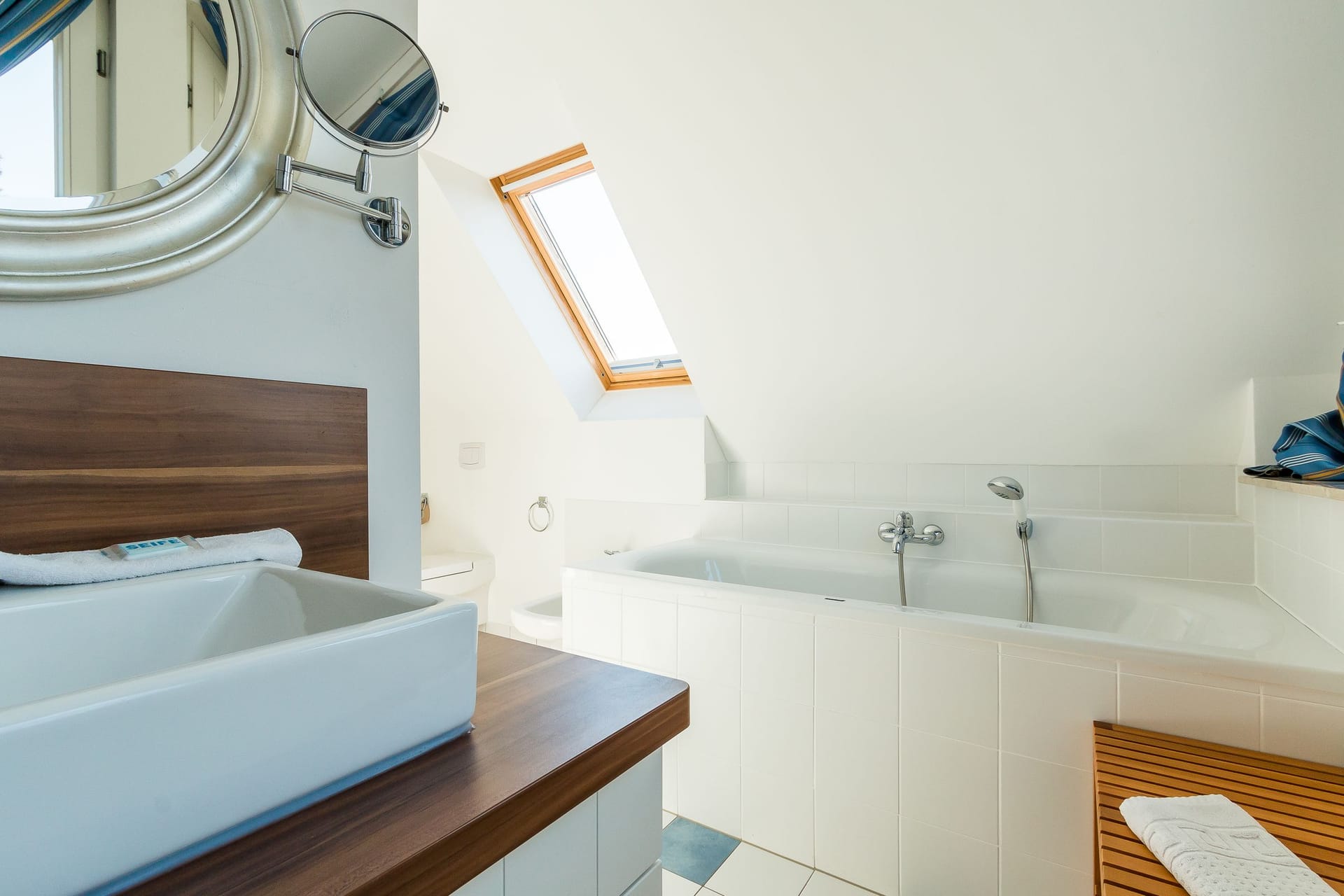 Helles Badezimmer mit Badewanne und modernem Waschbecken