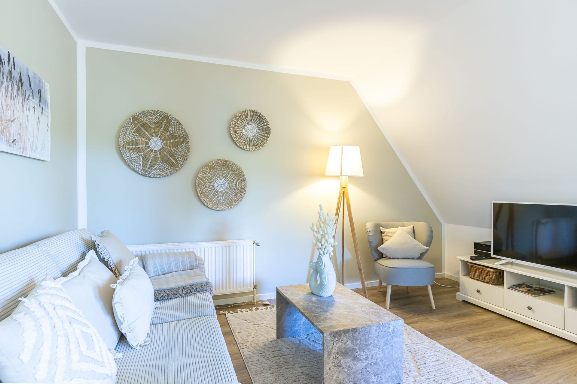 Stilvolles Wohnzimmer mit Sofa und Fernseher