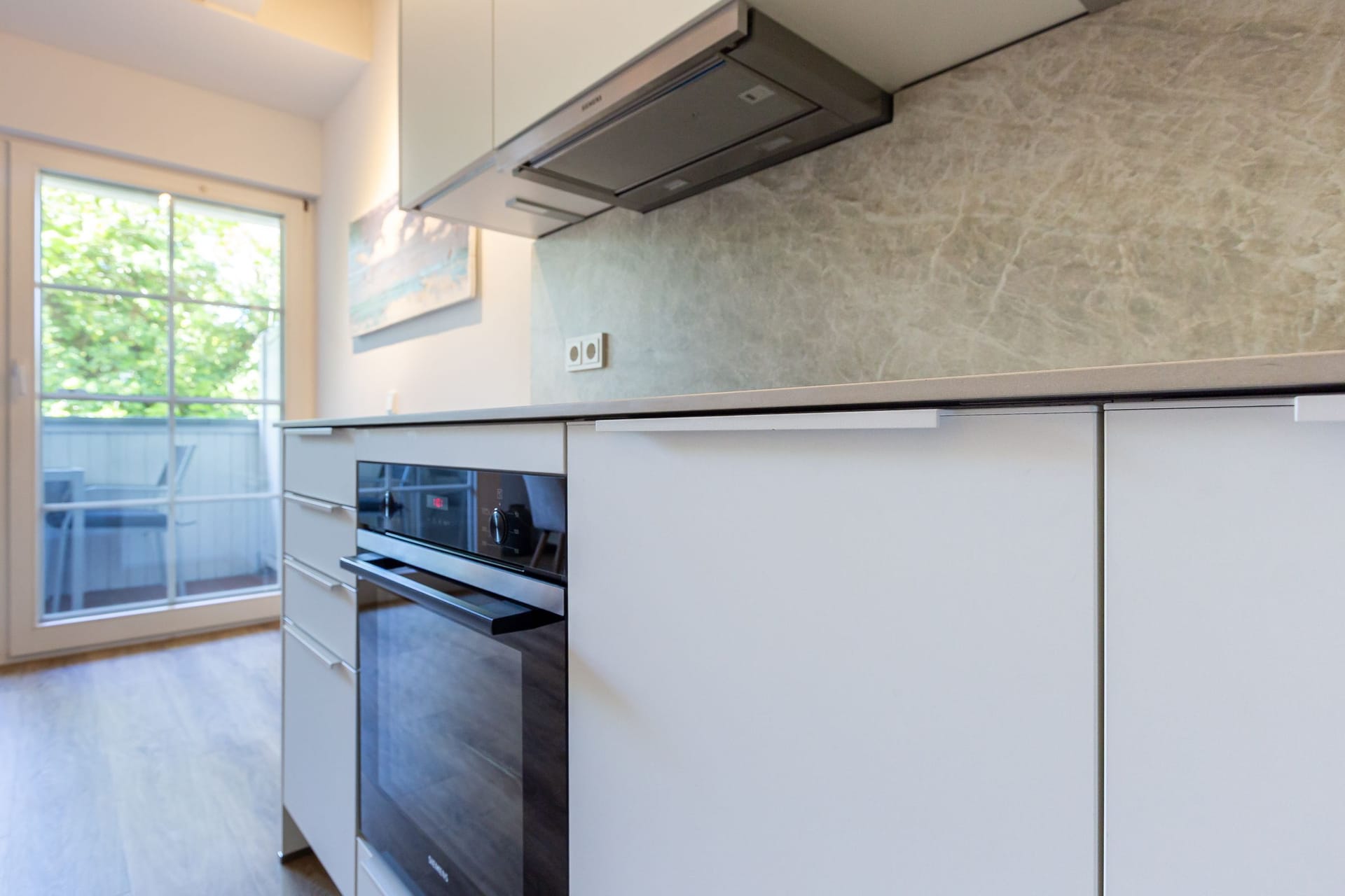 Moderne Küche mit elegantem Design und Fenster