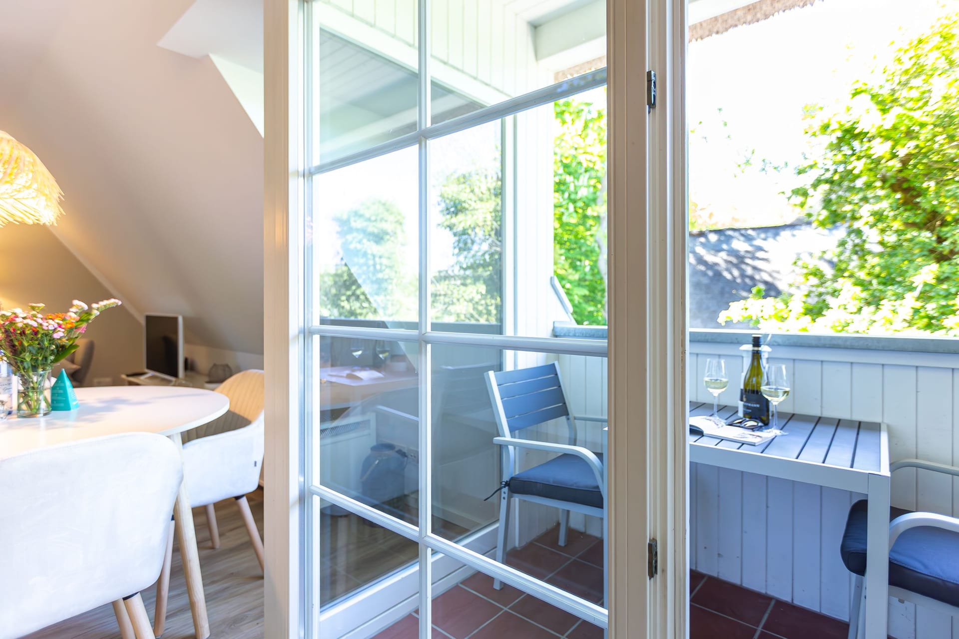 Balkon mit Tisch und Stühlen