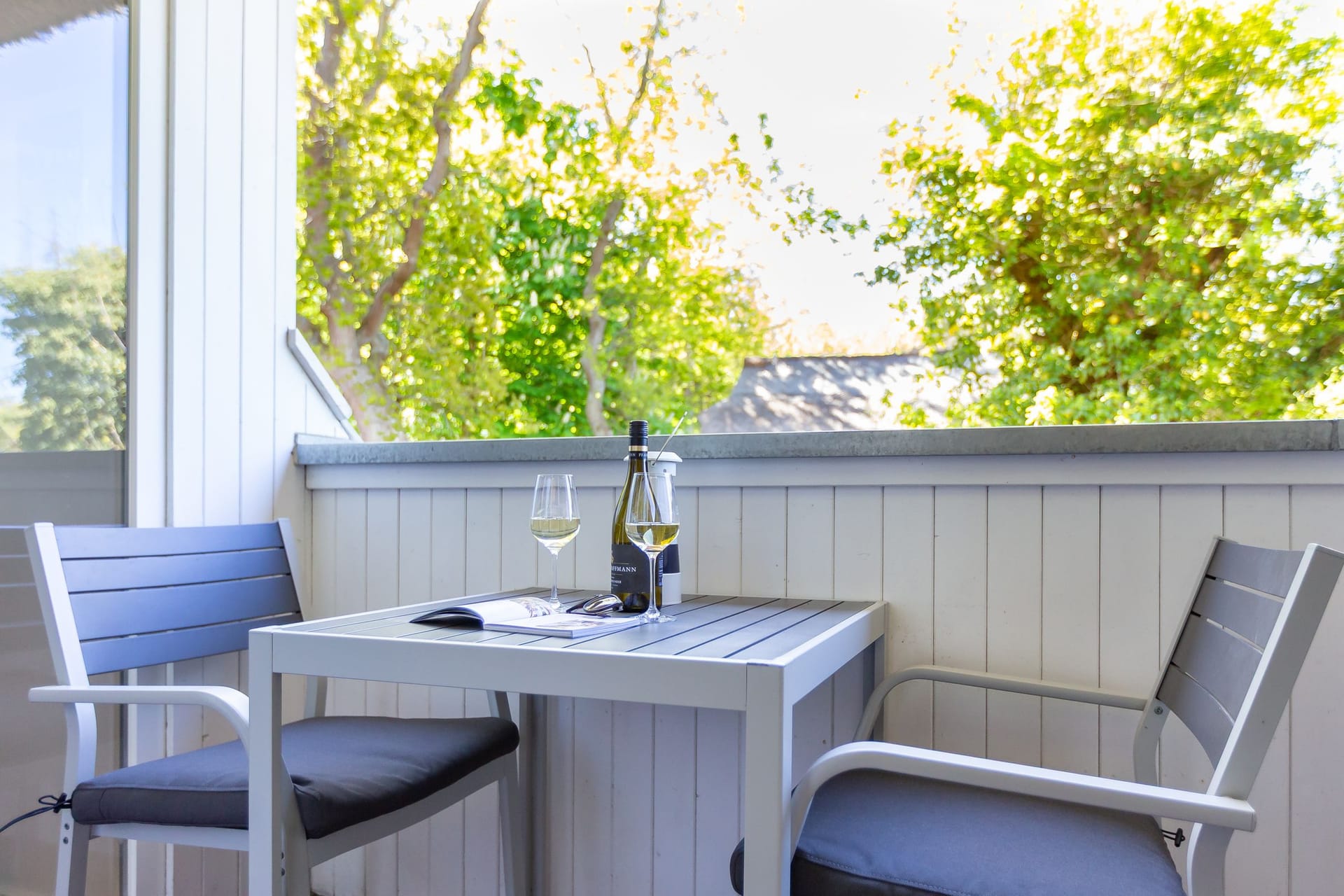 Gemütlicher Balkon mit Tisch und Stühlen