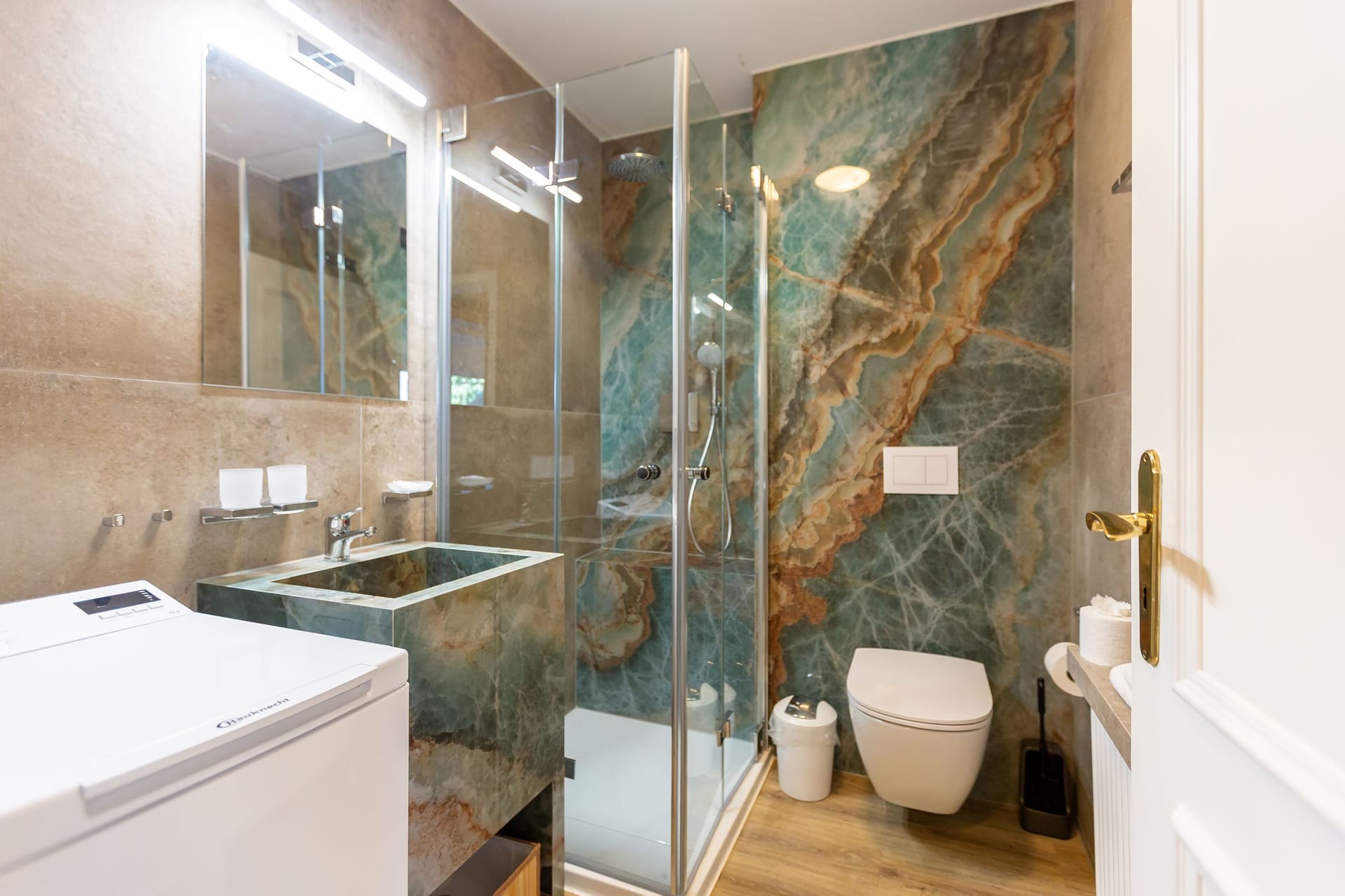 Modernes Badezimmer mit gläserner Dusche