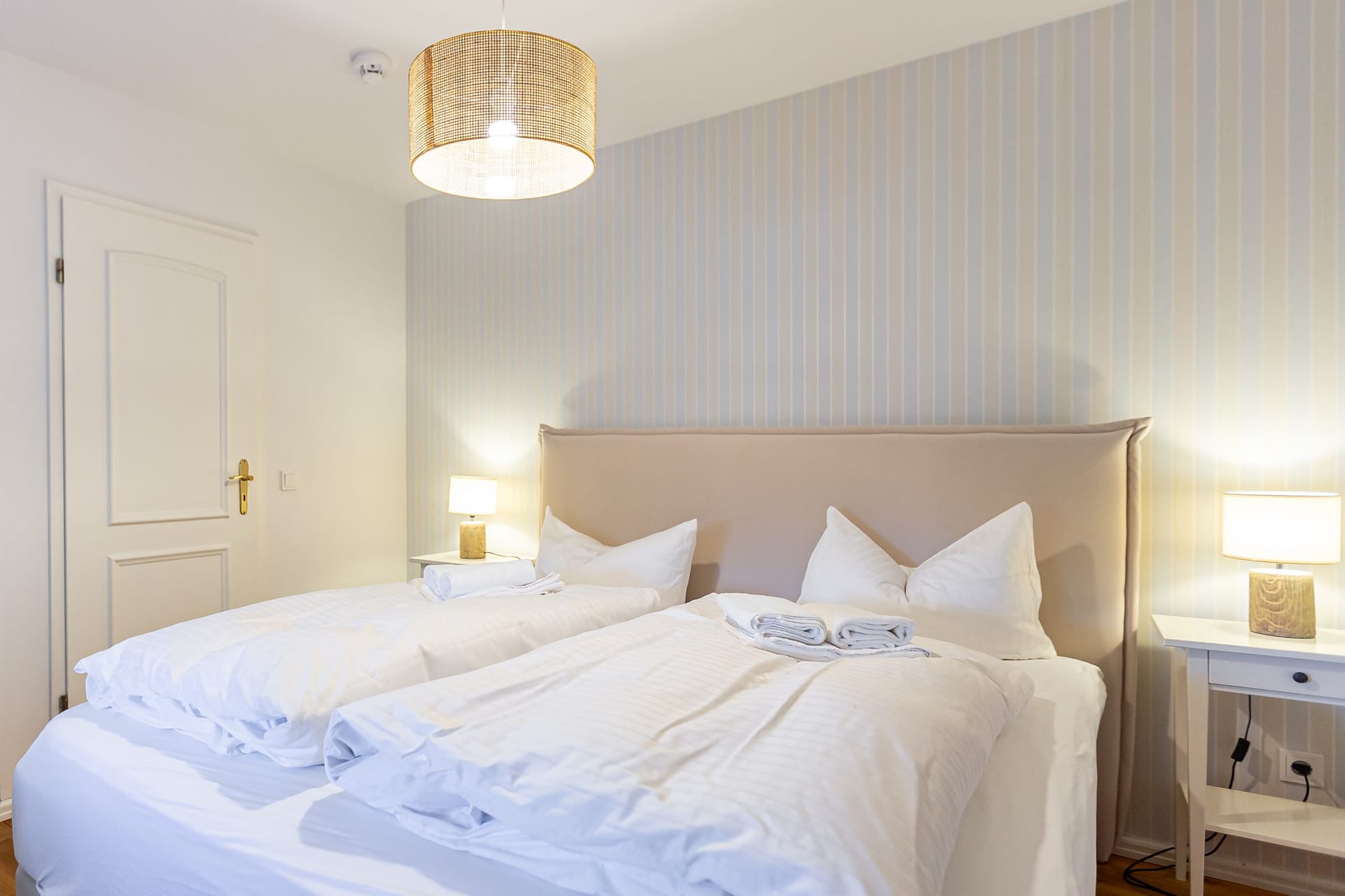 Schlafzimmer mit zwei Einzelbetten