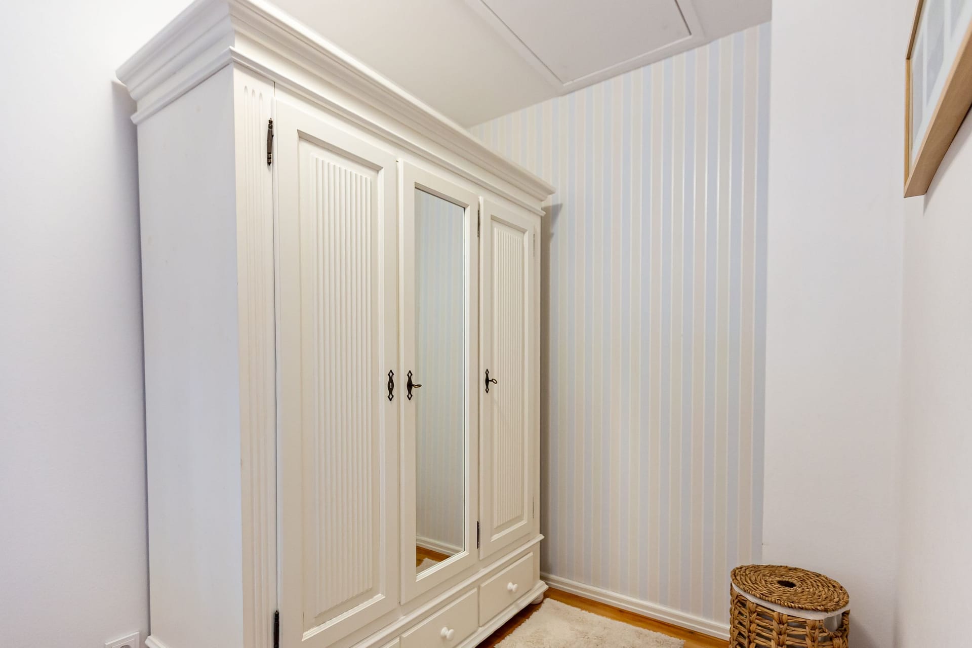 Schlafzimmer mit weißem Kleiderschrank