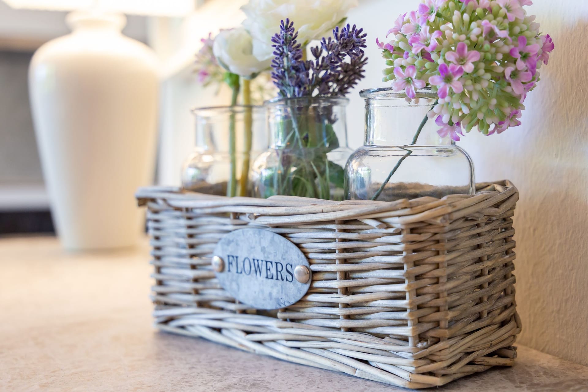 Dekoratives Blumenarrangement im Korb