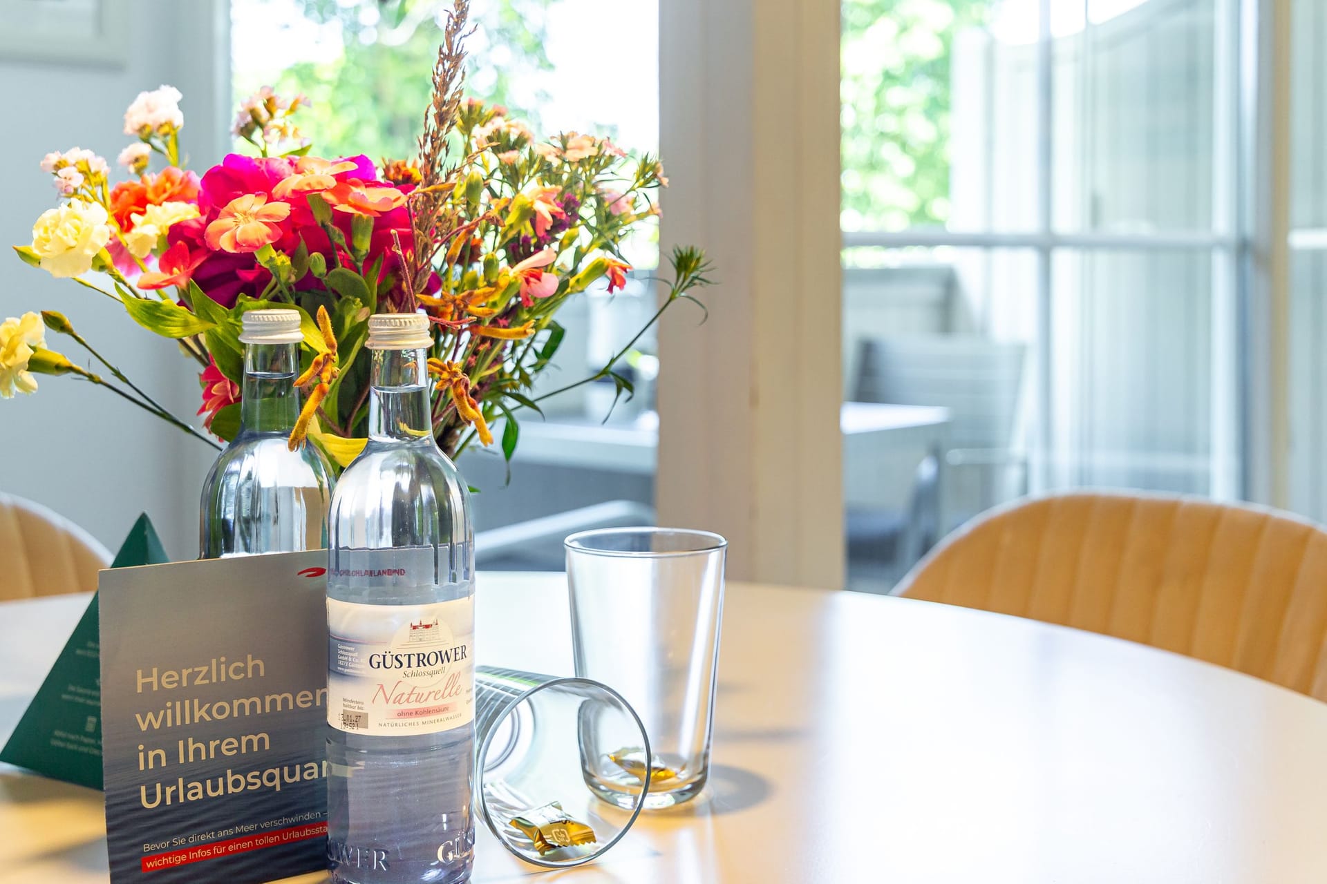 Tisch mit Blumen und Wasserflaschen