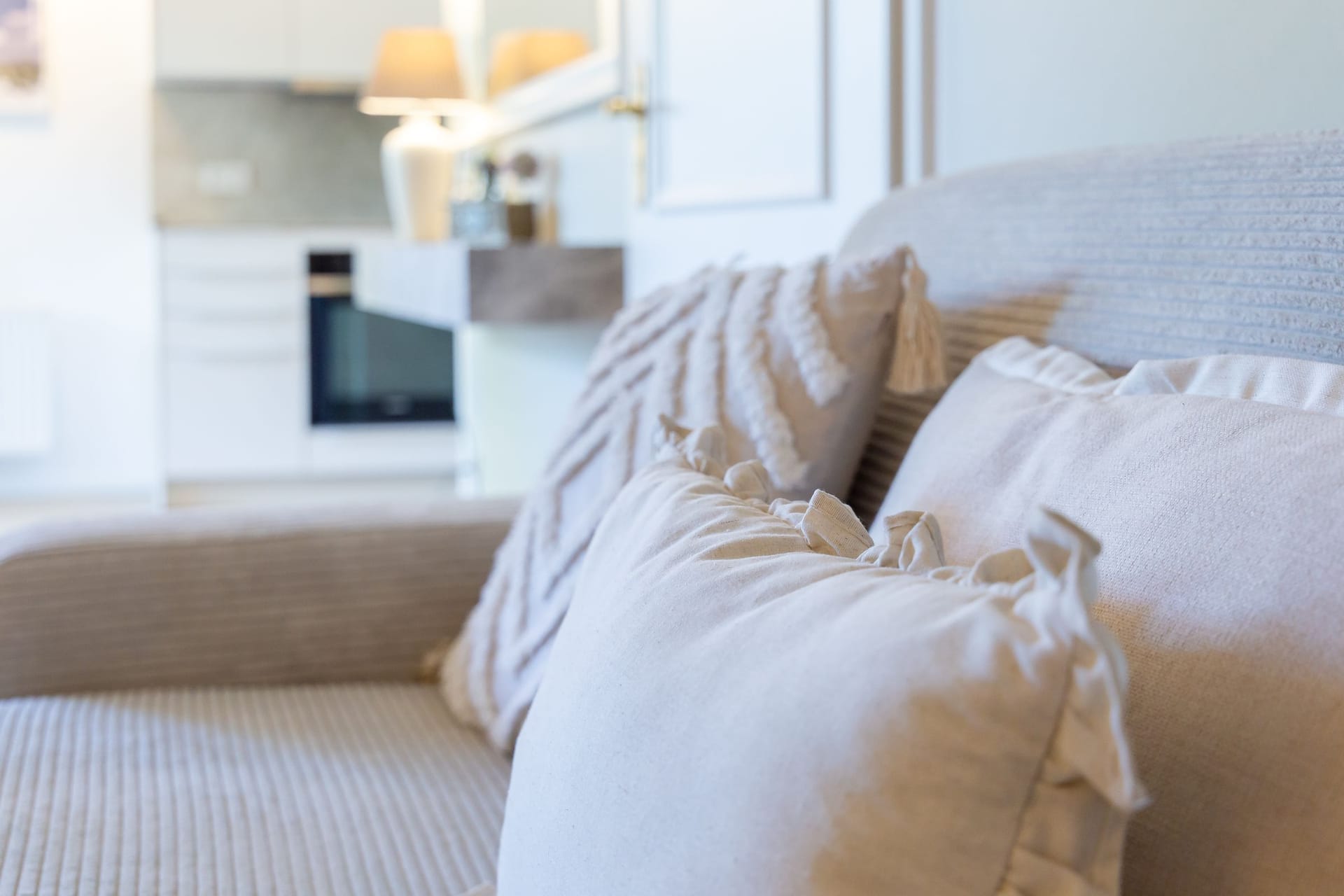Gemütliches Wohnzimmer mit Sofa und Kissen